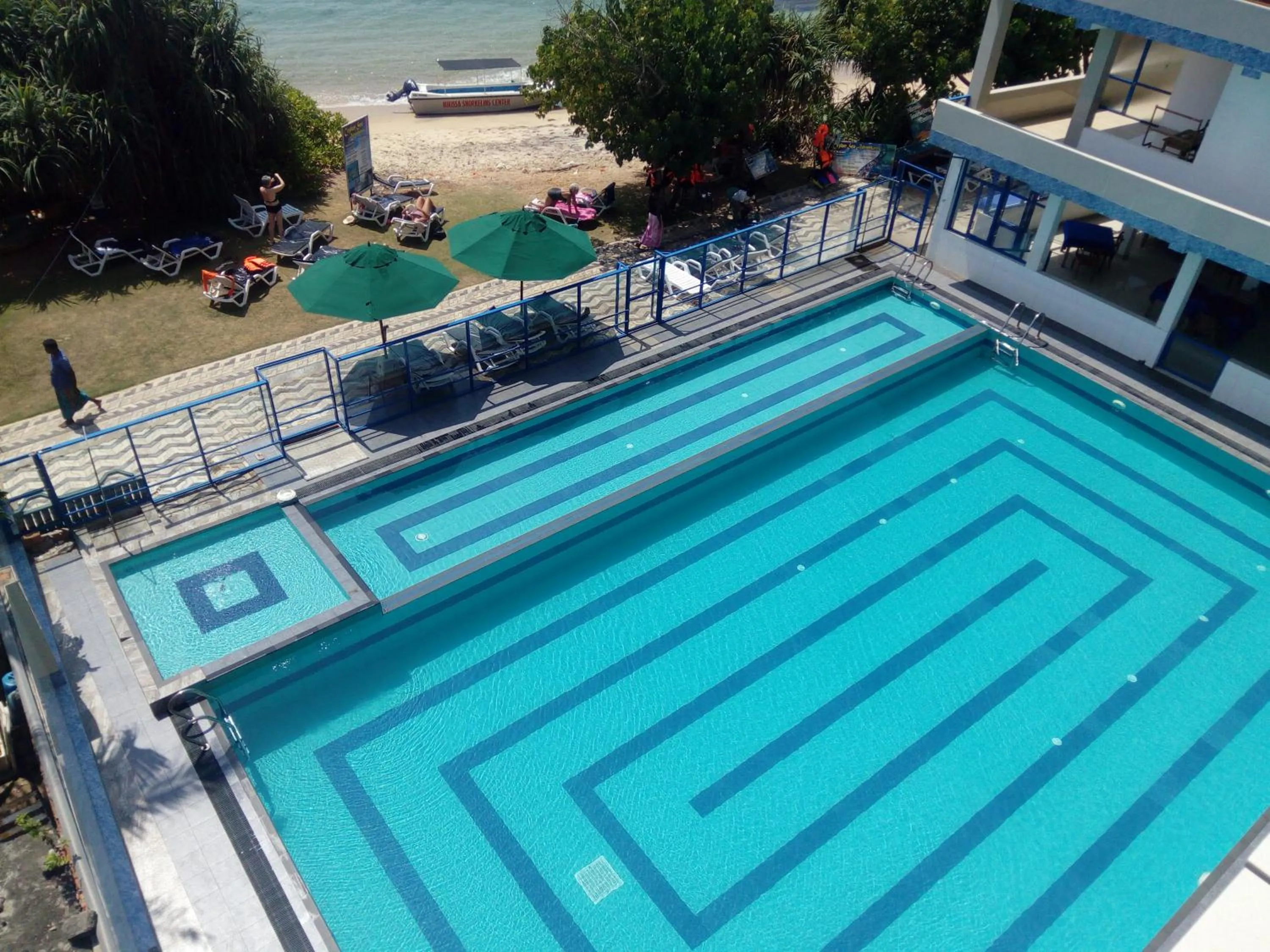 Swimming pool in Paradise Beach Resort & Diving school