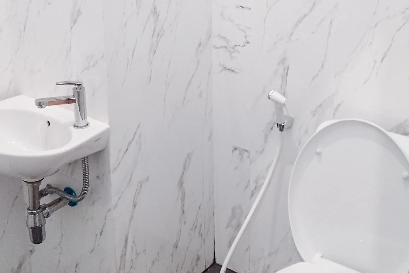 Bathroom in RedDoorz near Exit Tol Kotabaru ITERA Lampung