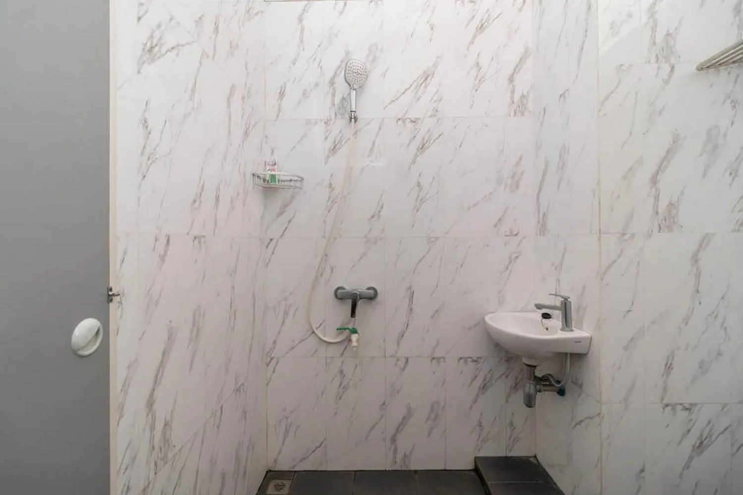 Bathroom in RedDoorz near Exit Tol Kotabaru ITERA Lampung