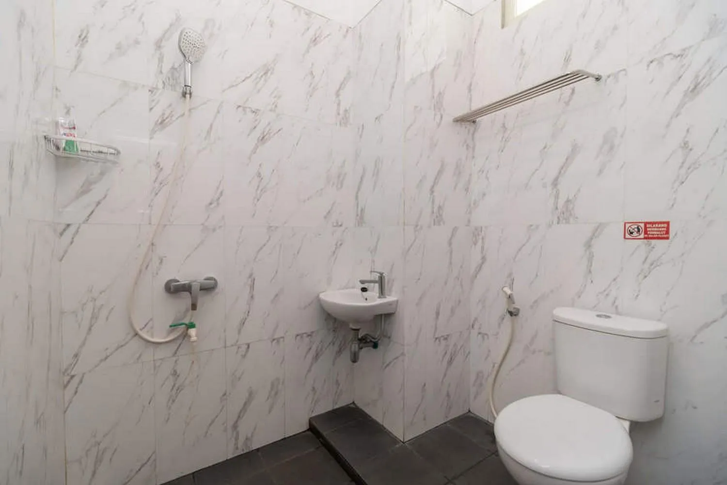 Bathroom in RedDoorz near Exit Tol Kotabaru ITERA Lampung