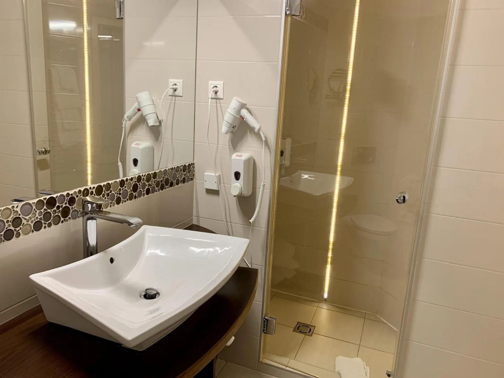 Shower in Granada Conference, Wellness and Sport Hotel