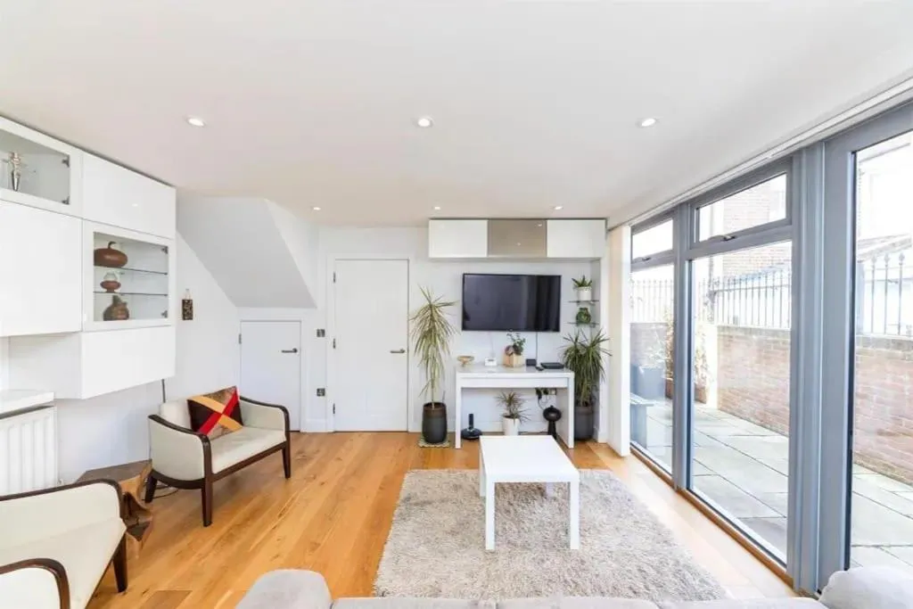 Living room in Modern City Centre House with Free Parking