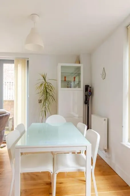 Dining area in Modern City Centre House with Free Parking