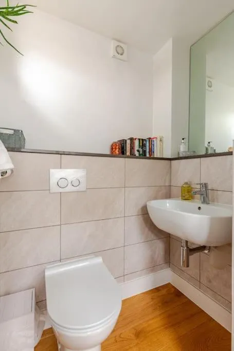 Toilet in Modern City Centre House with Free Parking