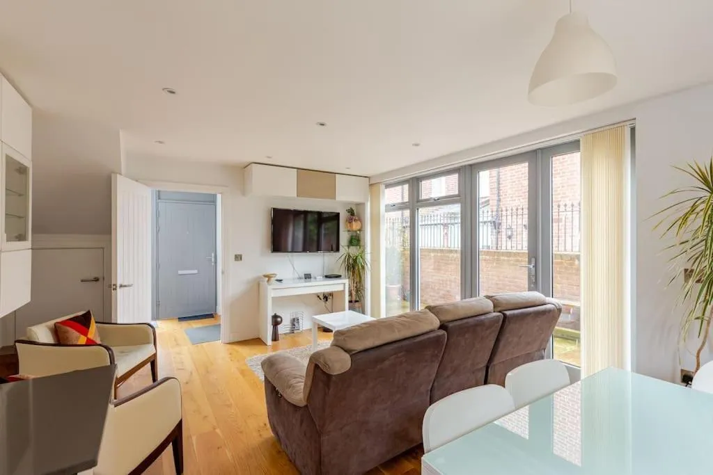 TV and multimedia in Modern City Centre House with Free Parking