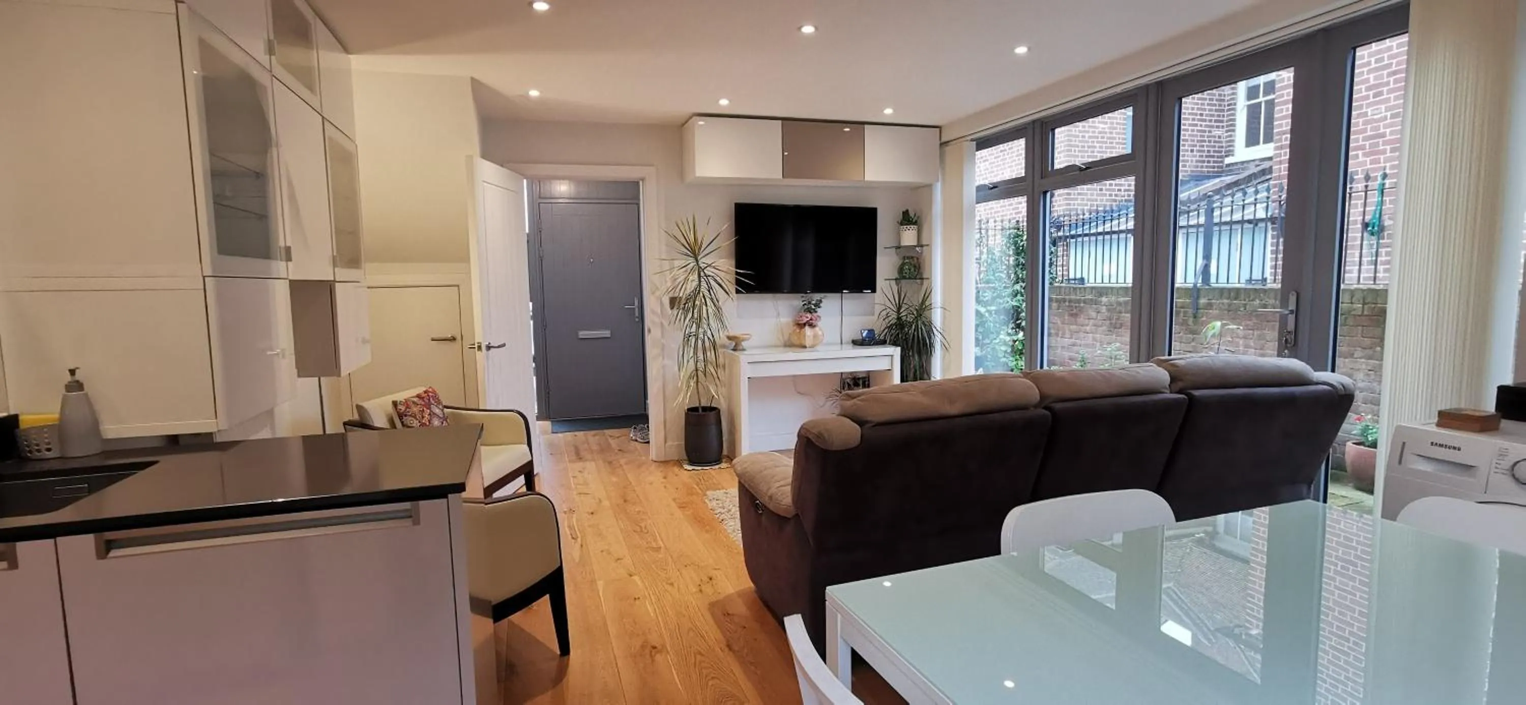 Living room in Modern City Centre House with Free Parking