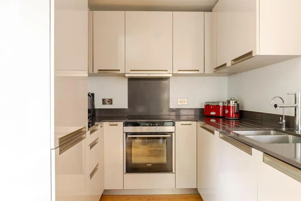 Kitchen or kitchenette in Modern City Centre House with Free Parking