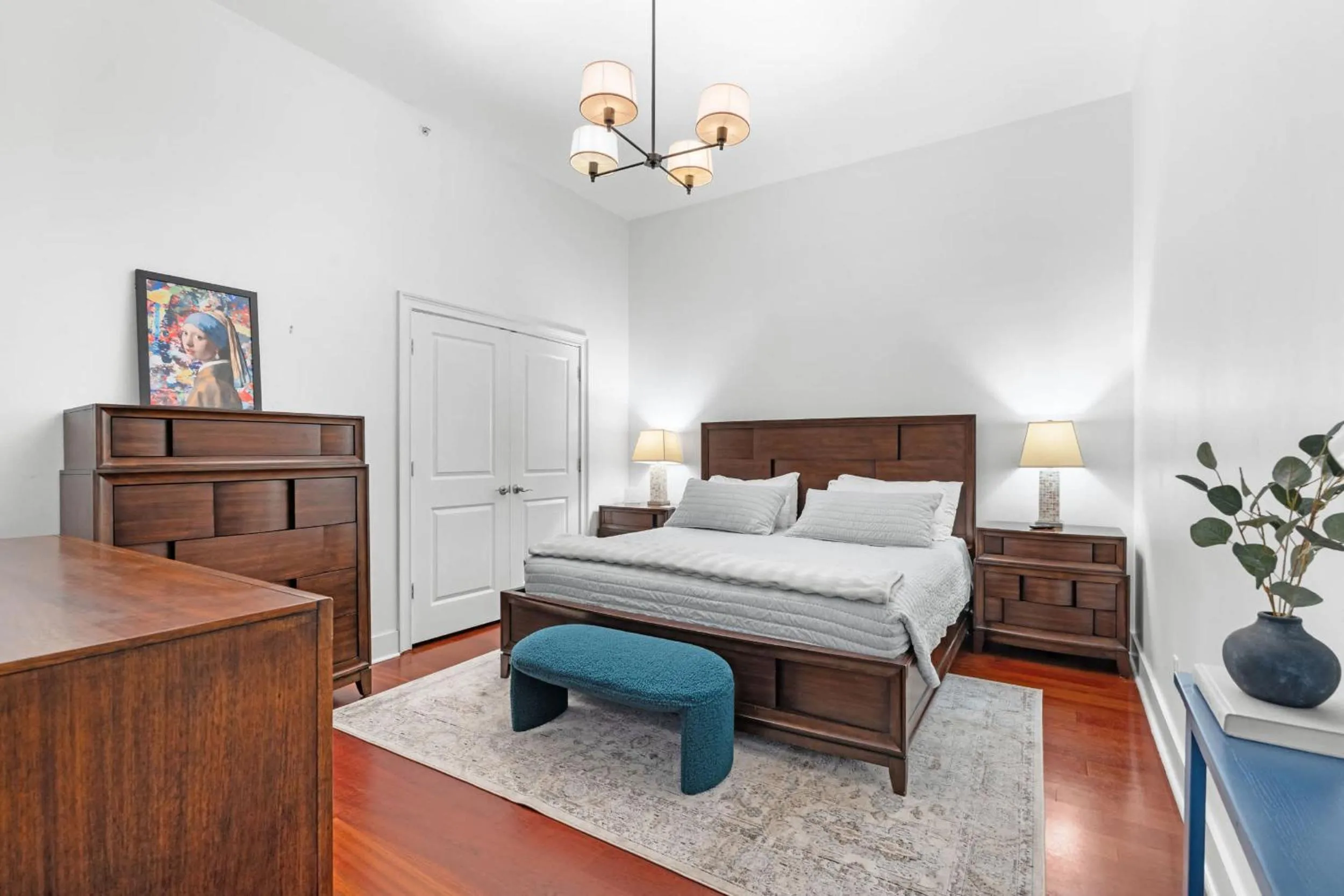 Bed in Downtown Loft- Steps away from Plant Riverside!