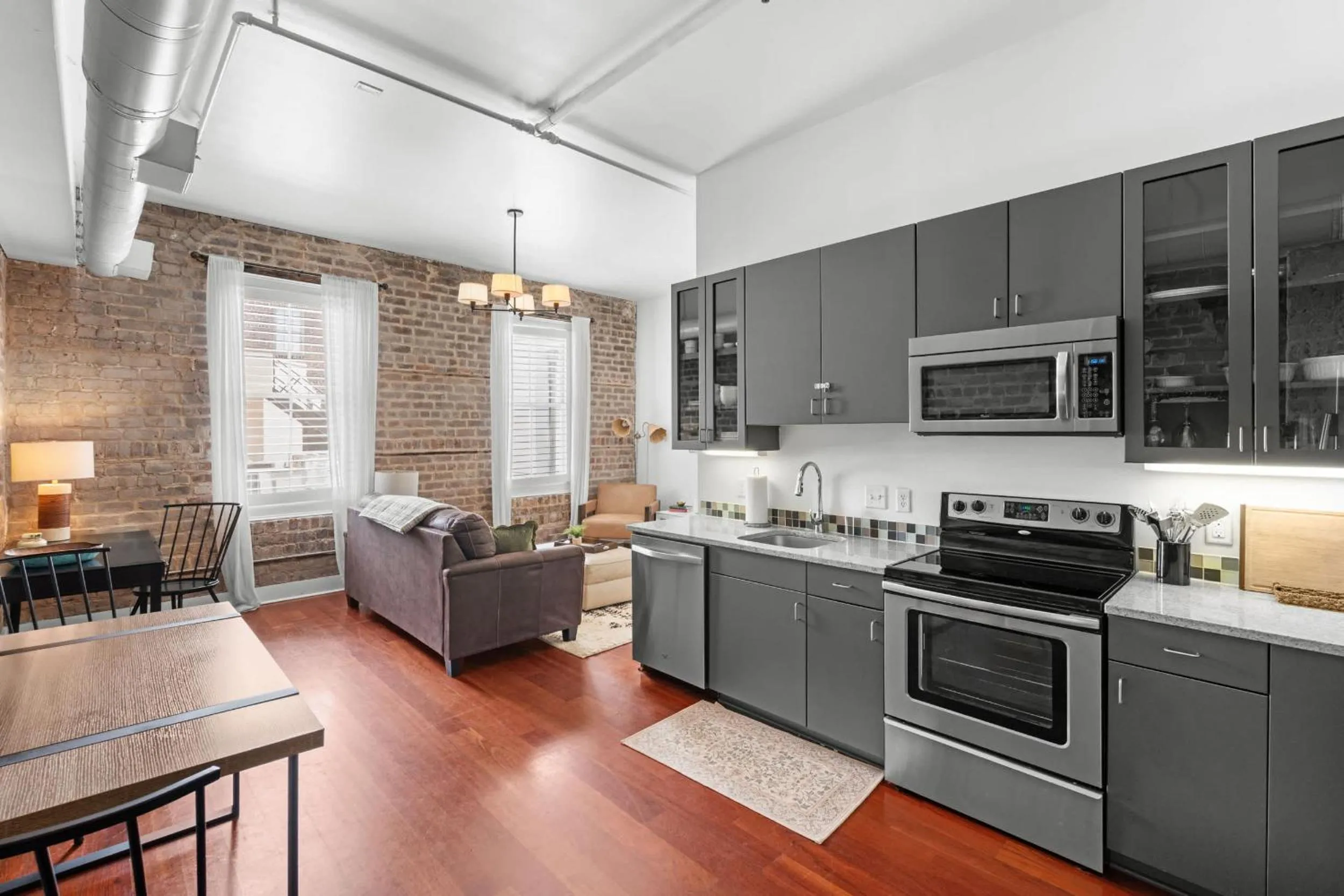 Downtown Loft- Steps away from Plant Riverside!
