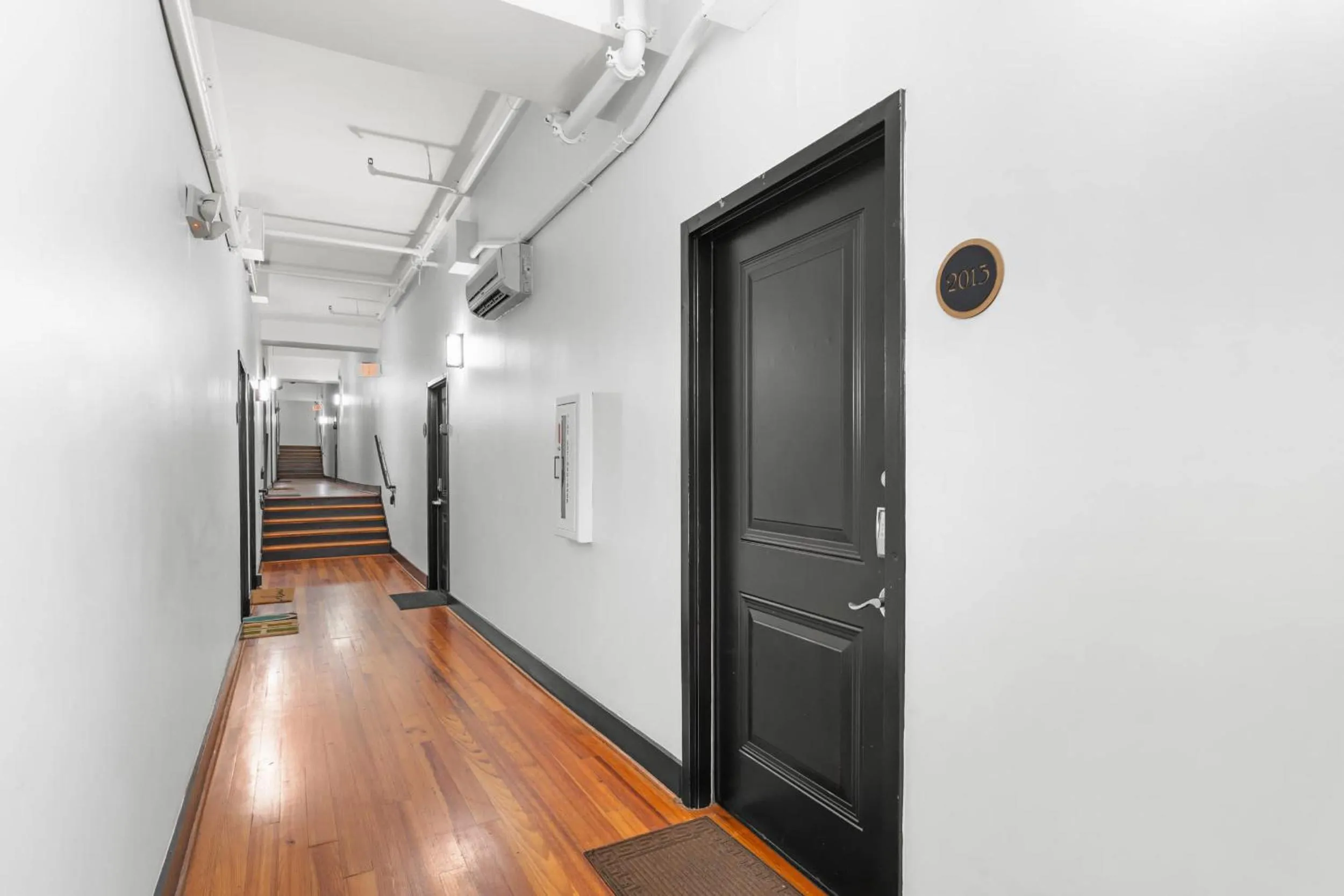Downtown Loft- Steps away from Plant Riverside!