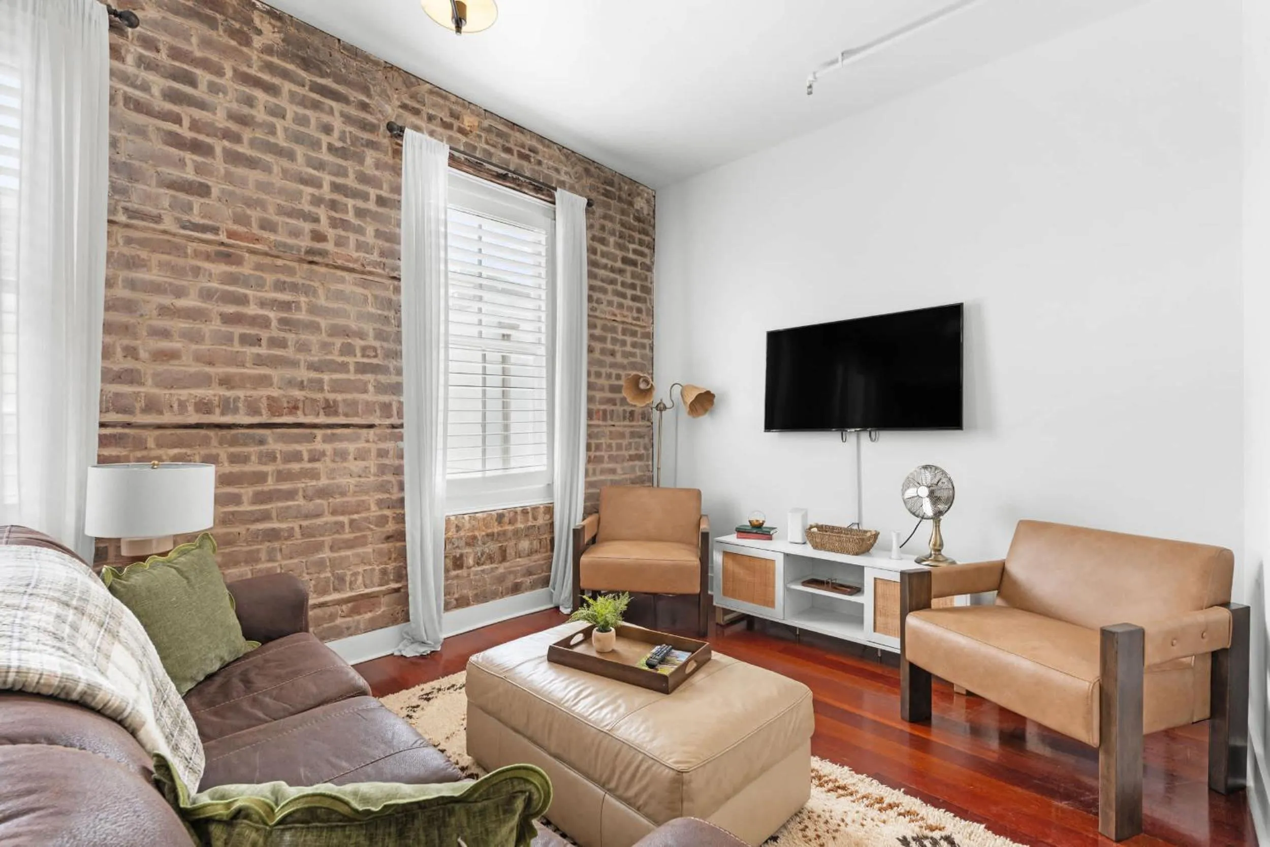 Downtown Loft- Steps away from Plant Riverside!