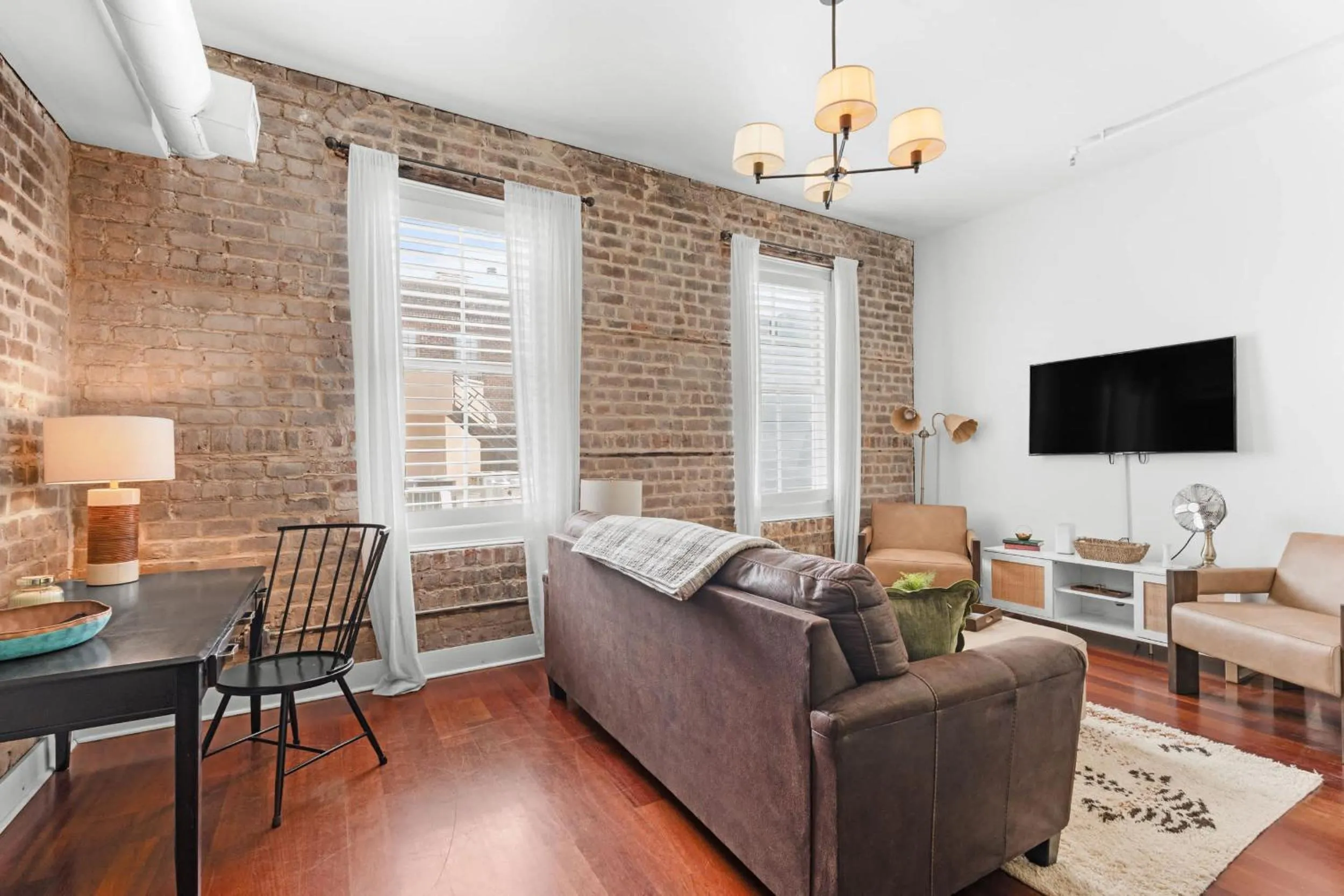 Downtown Loft- Steps away from Plant Riverside!