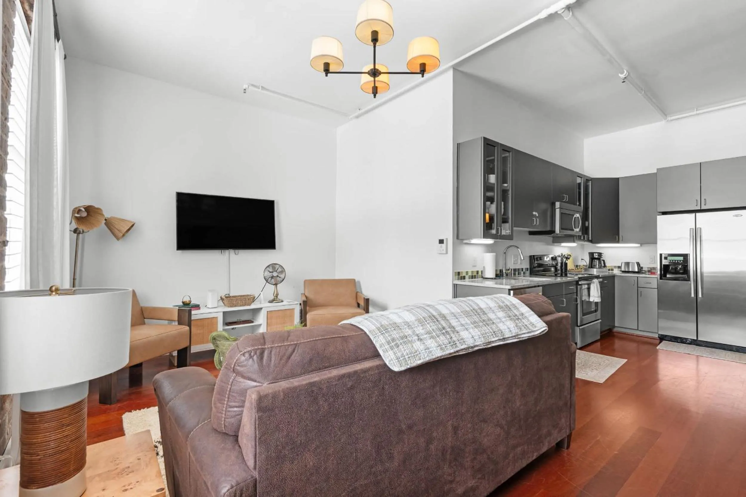 Downtown Loft- Steps away from Plant Riverside!