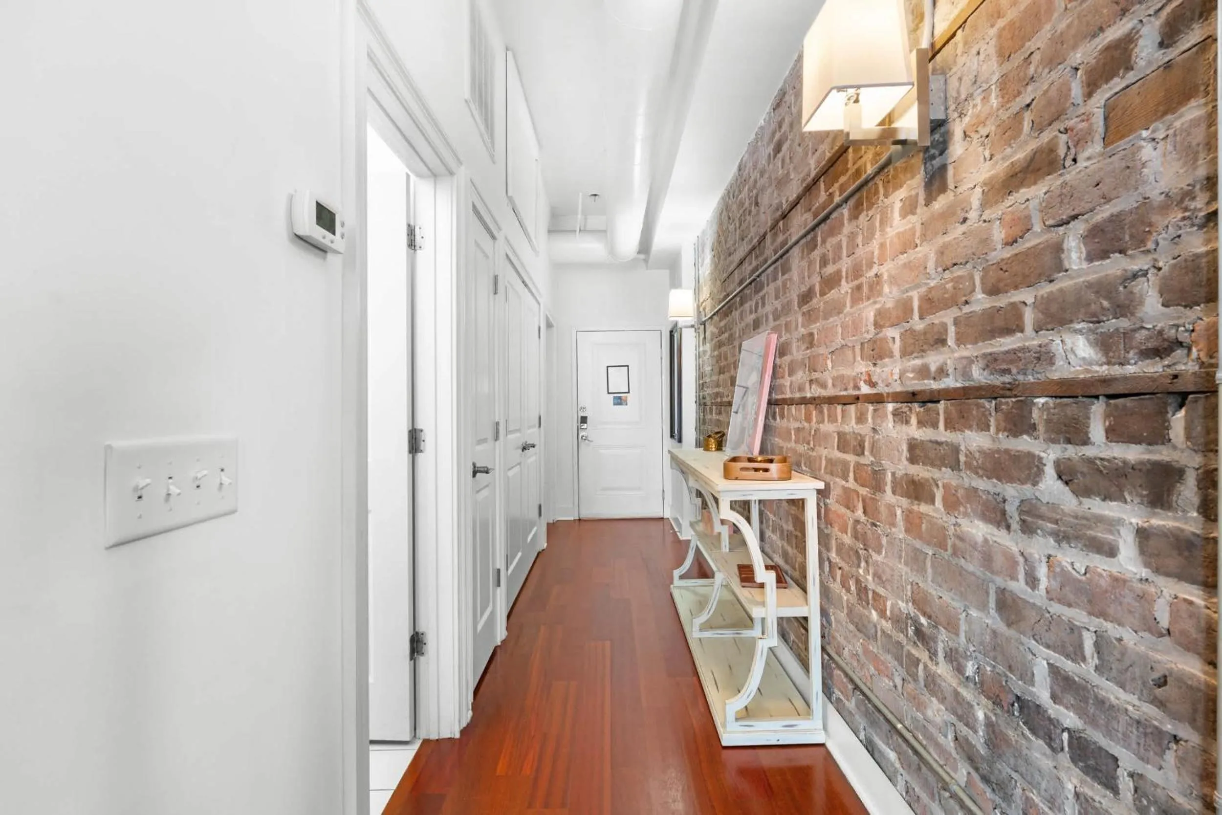 Downtown Loft- Steps away from Plant Riverside!