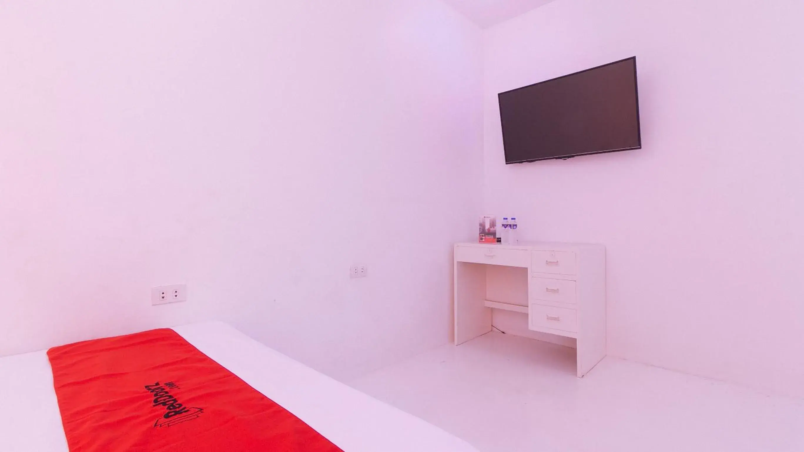 TV and multimedia in RedDoorz @ Jolly Orange Paranaque TV and multimedia in RedDoorz @ Jolly Orange Paranaque