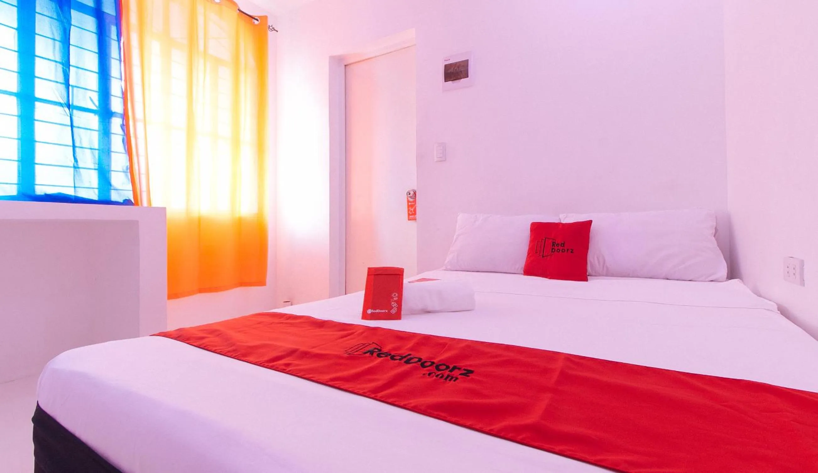 Photo of the whole room, Bed in RedDoorz @ Jolly Orange Paranaque