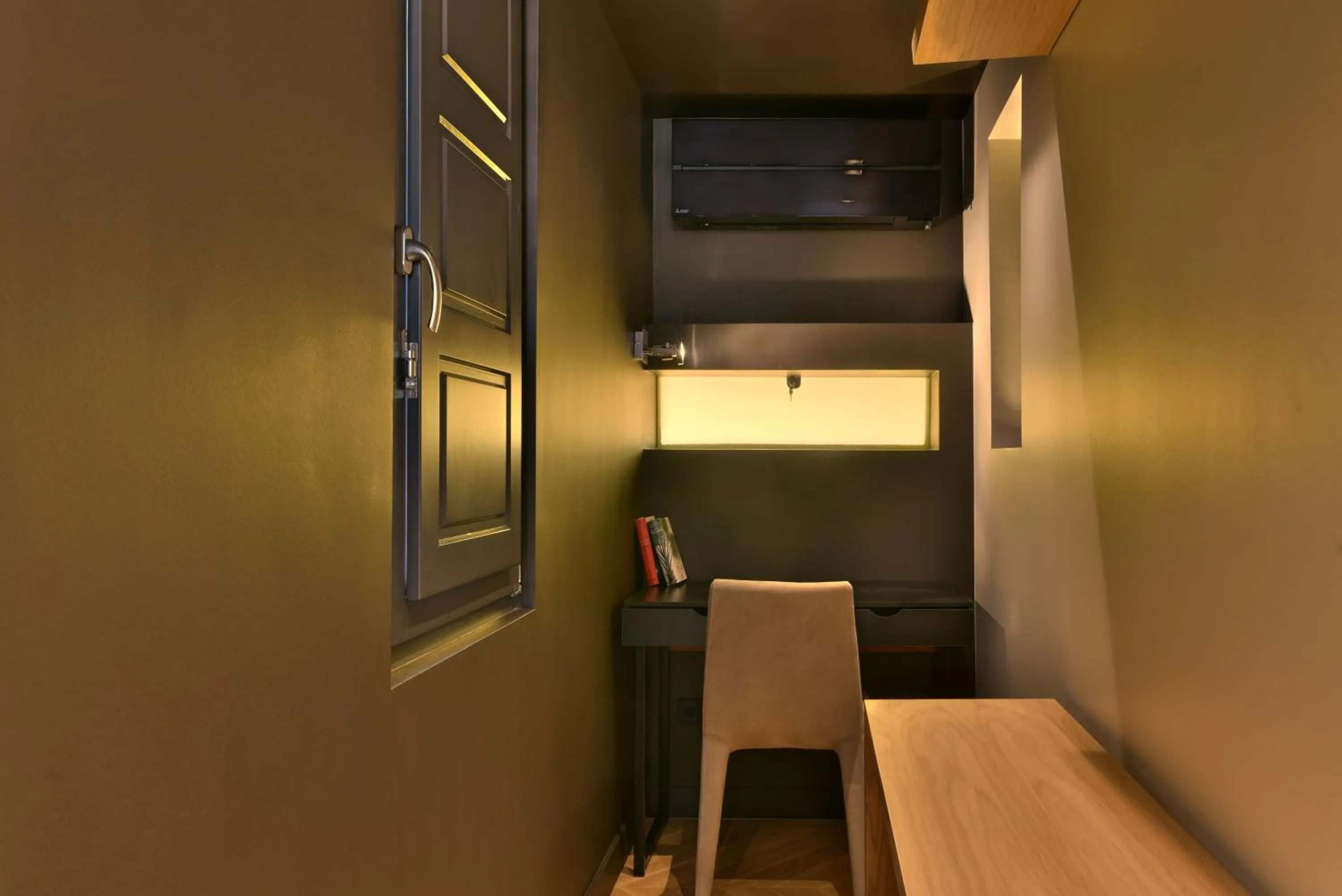 hair dresser in Nikiou Suites Luxury Residence