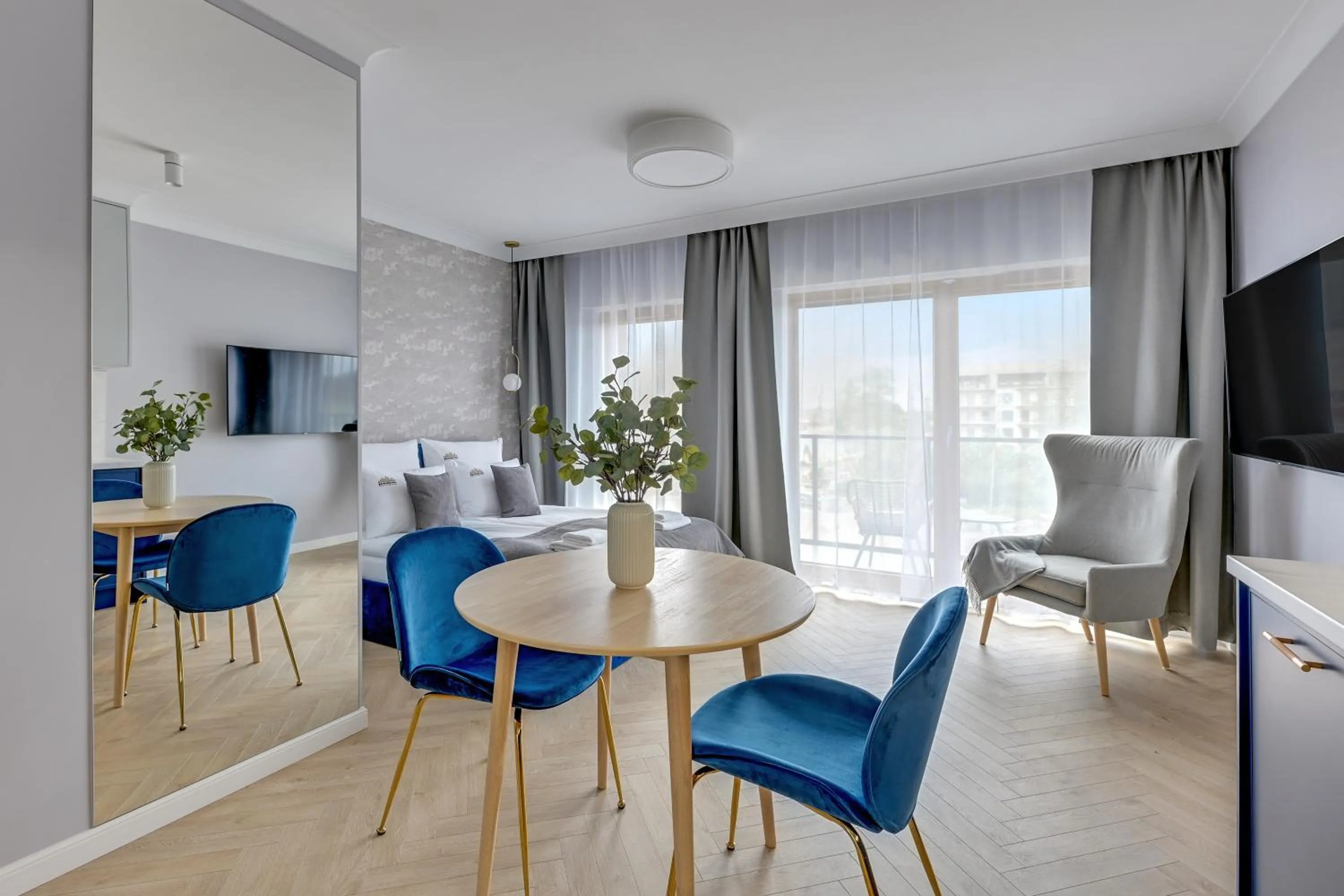 Deluxe Suite in Nadmotławie Riverside - Gym & Free Parking by Downtown Apartments