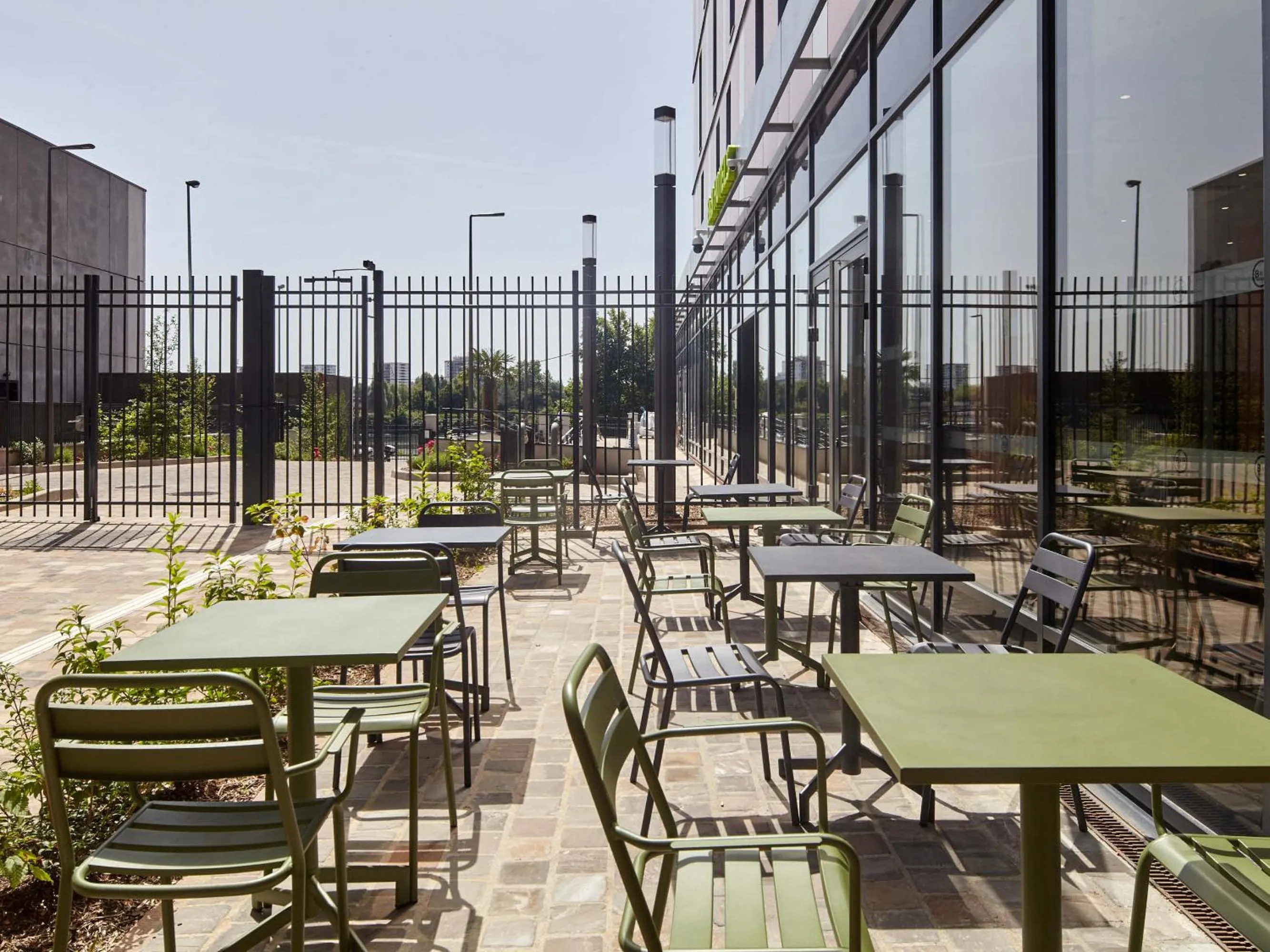 Patio in B&B HOTEL Argenteuil
