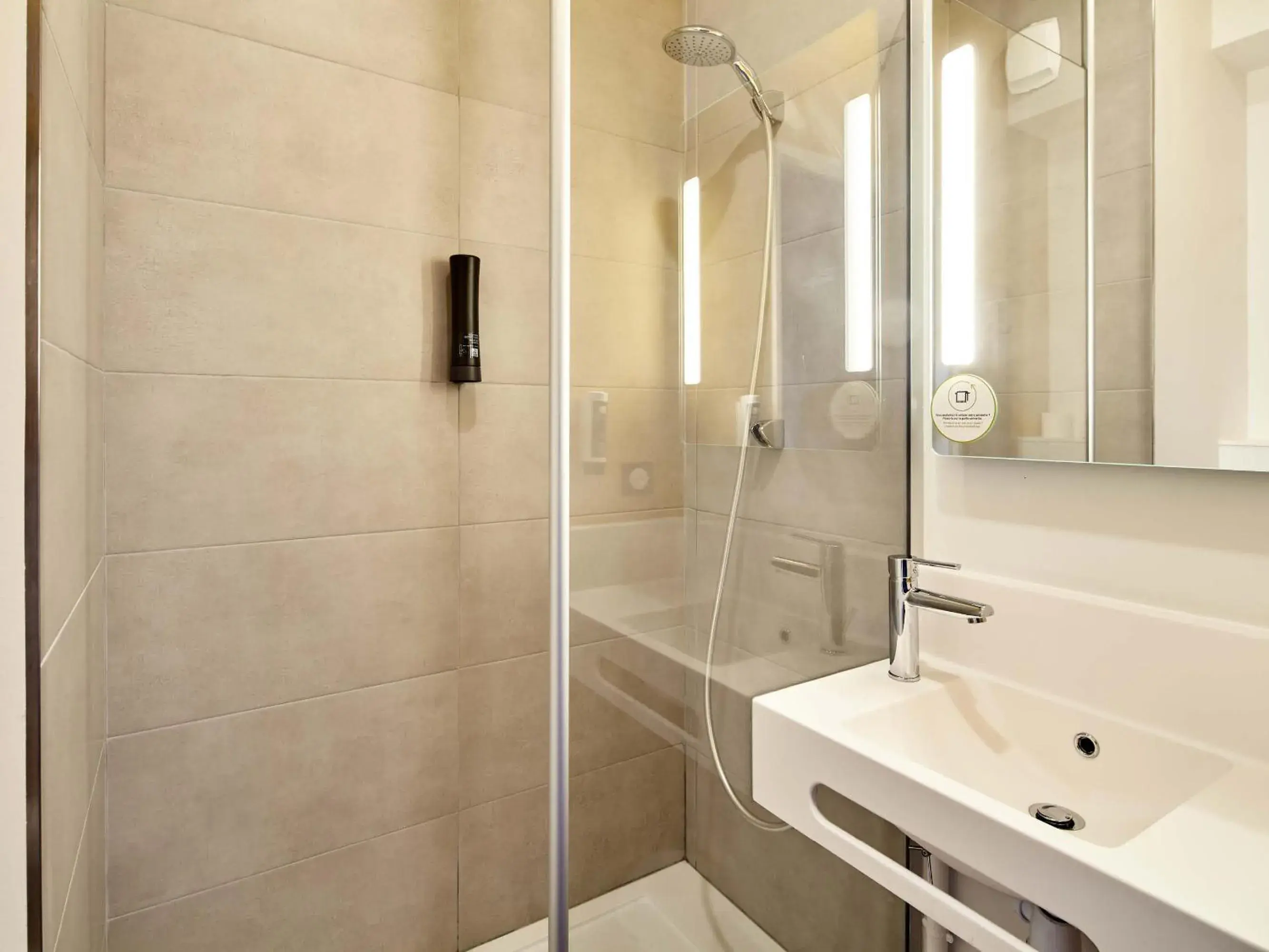 Double Room - Disability Access in B&B HOTEL Argenteuil Double Room - Disability Access in B&B HOTEL Argenteuil