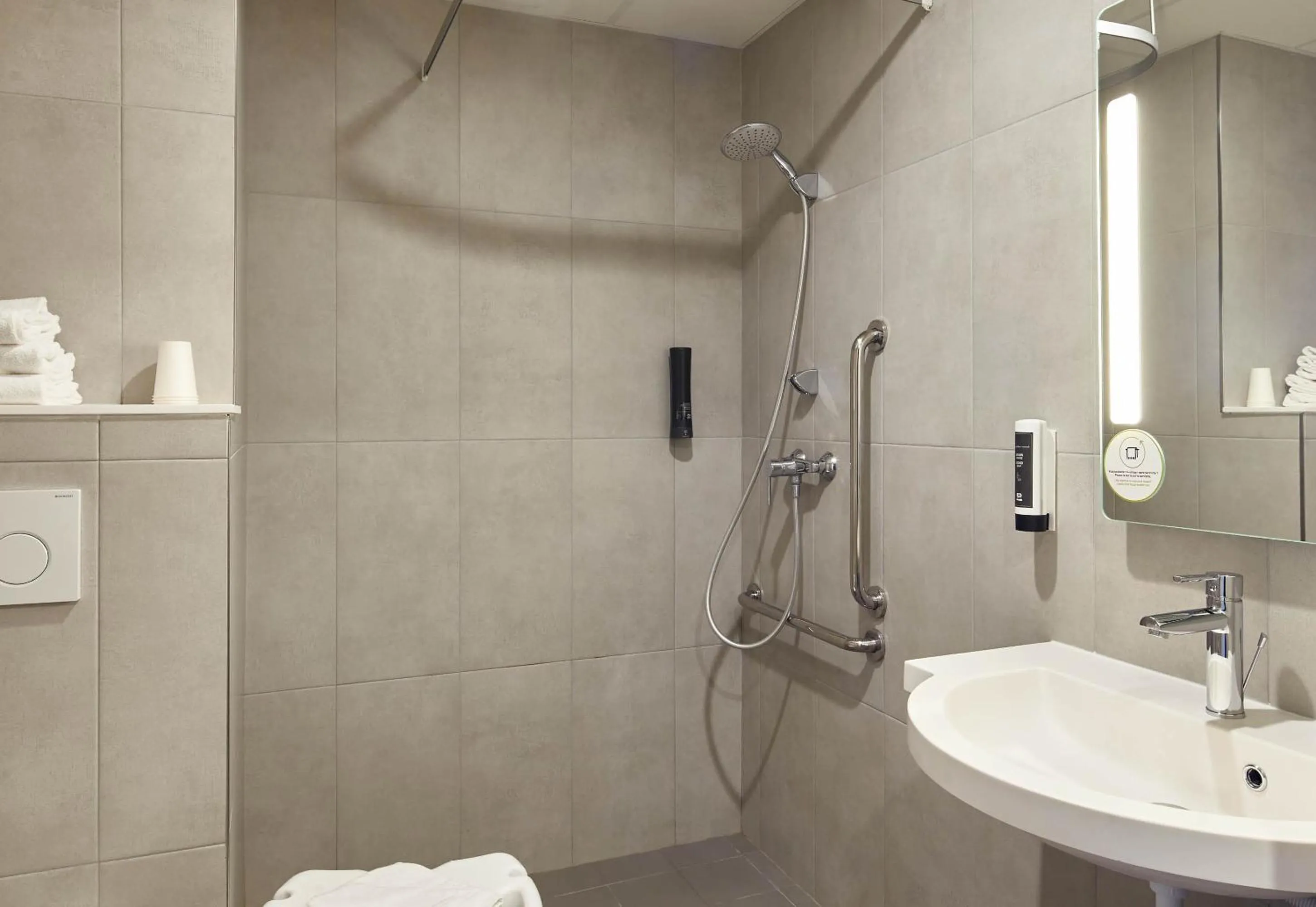 Bathroom in B&B HOTEL Argenteuil