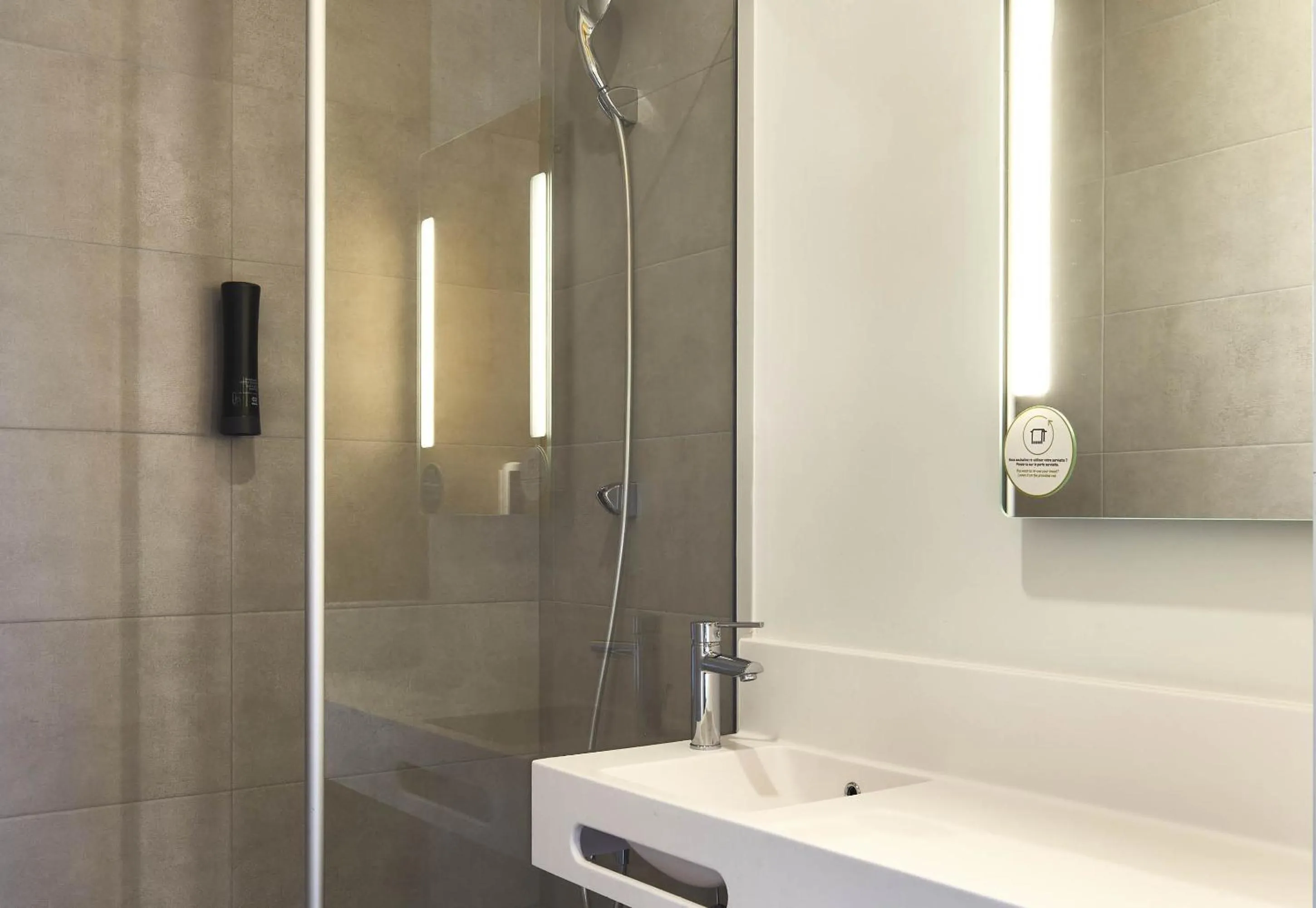 Bathroom in B&B HOTEL Argenteuil