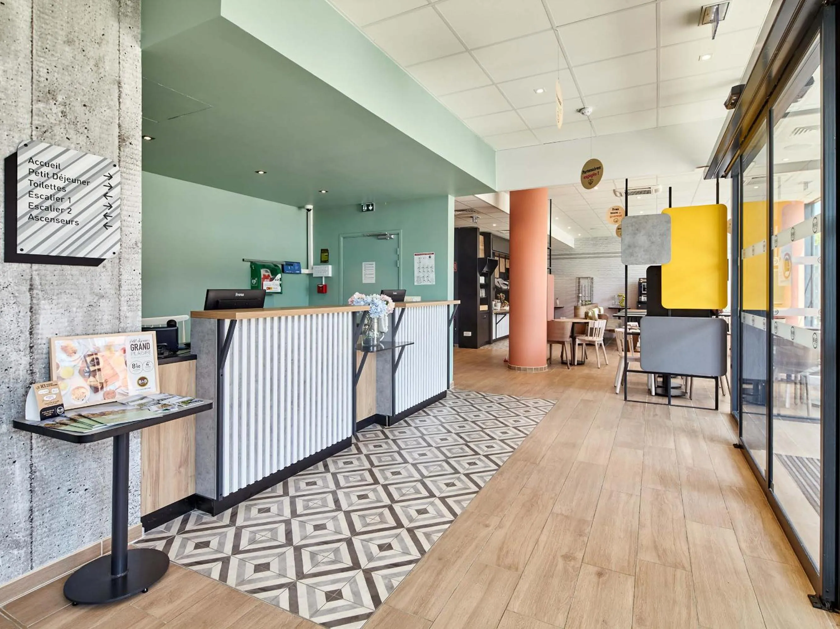Lobby or reception in B&B HOTEL Argenteuil