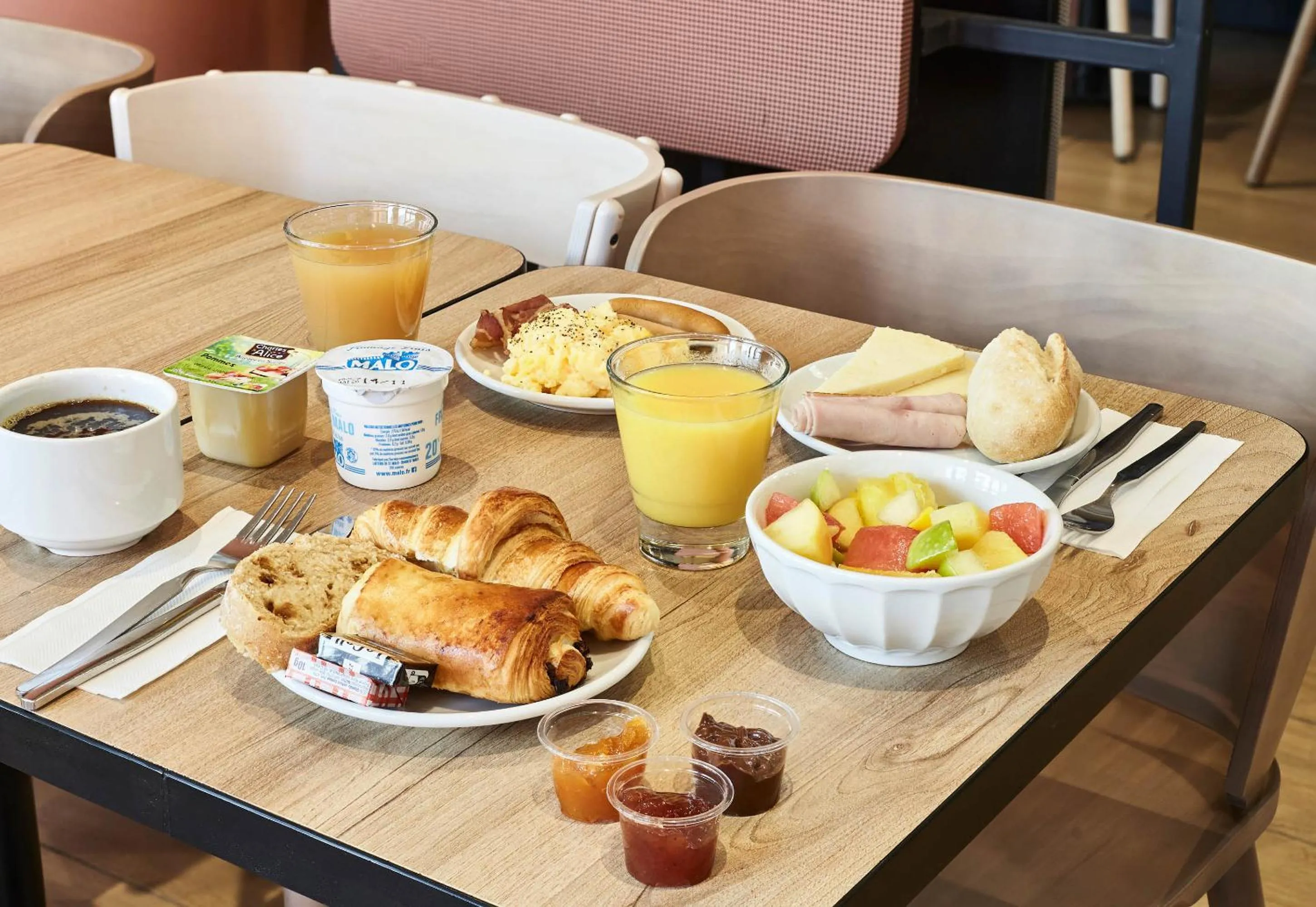 Breakfast in B&B HOTEL Argenteuil