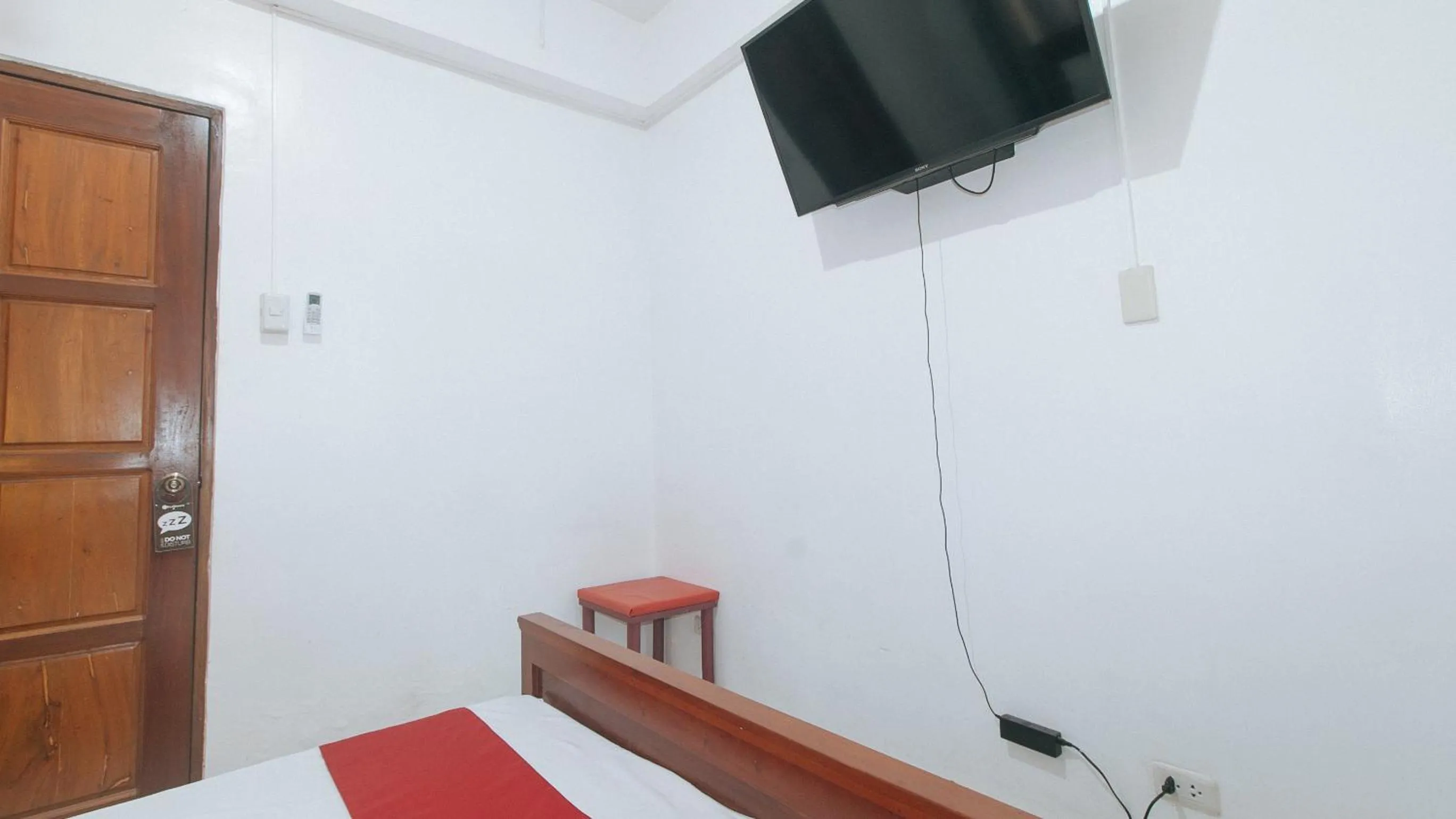 Bedroom in RedDoorz near LRT 2 Antipolo Station