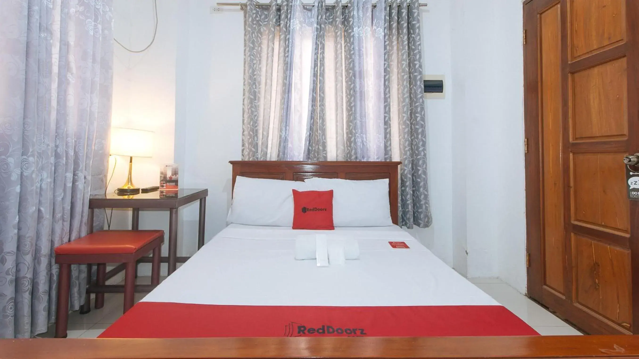 Bed in RedDoorz near LRT 2 Antipolo Station Bed in RedDoorz near LRT 2 Antipolo Station