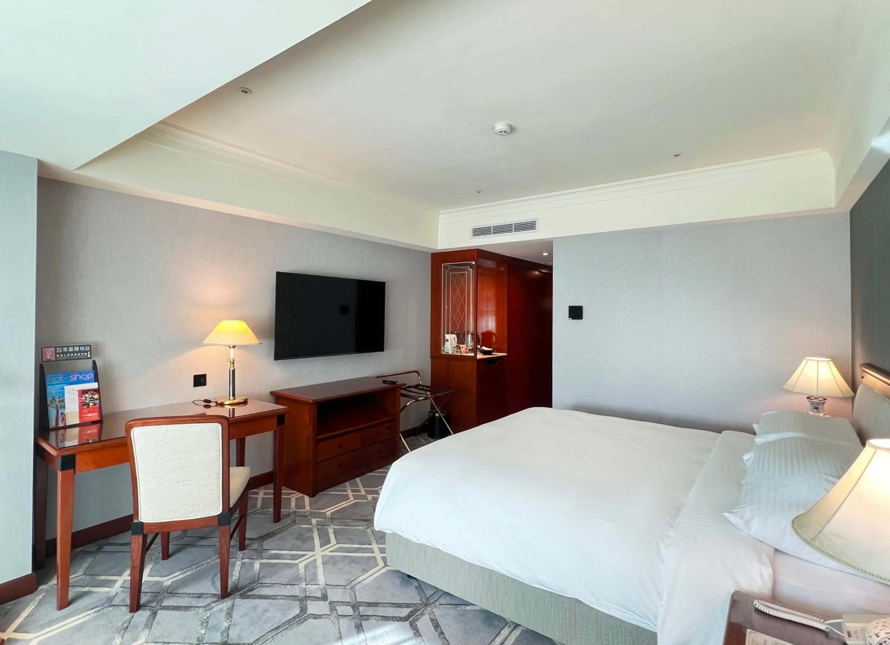Photo of the whole room, Bed in Evergreen Laurel Hotel - Taichung
