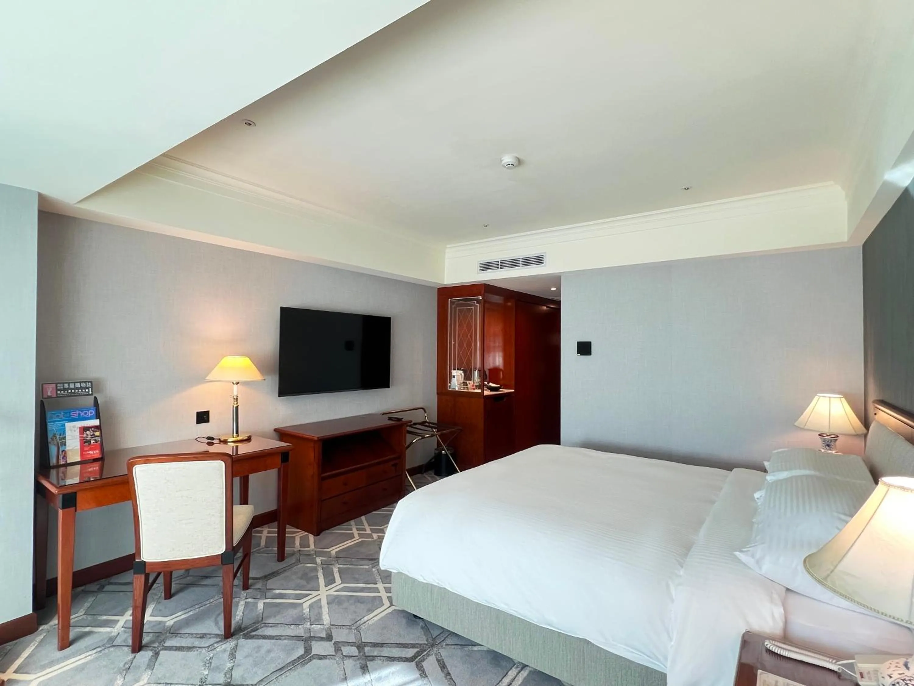 Photo of the whole room, Bed in Evergreen Laurel Hotel - Taichung