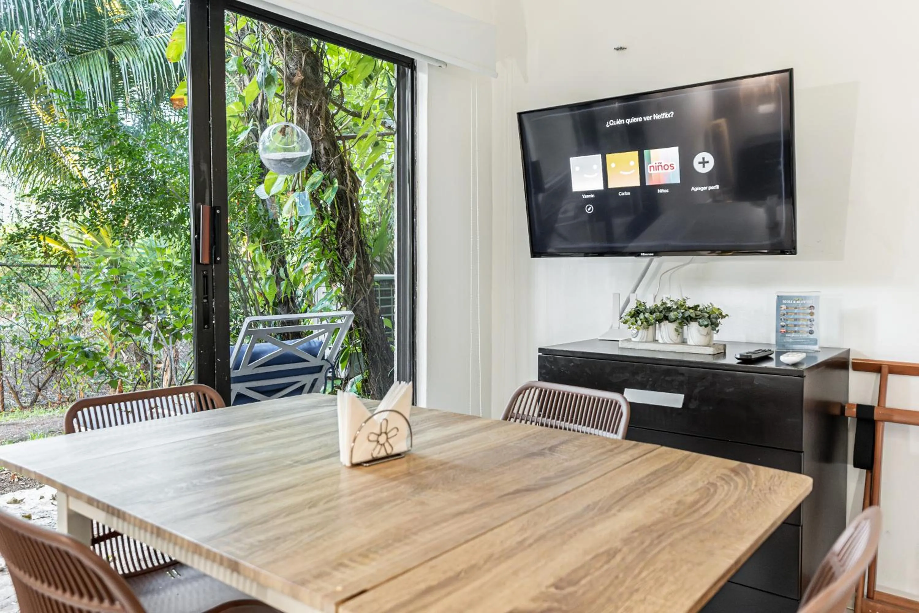 Dining area in Sole & Mare by Andiani Travel