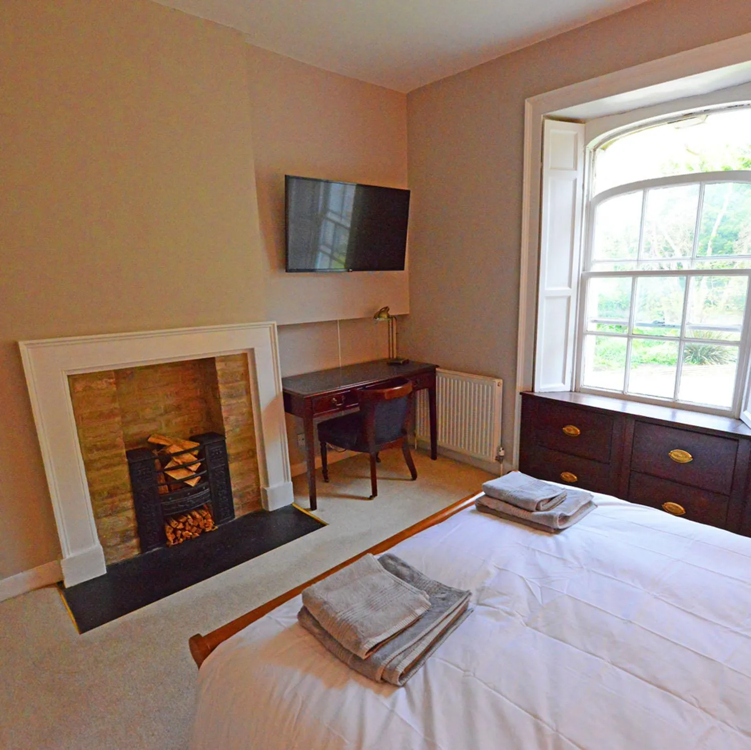 Photo of the whole room, Bed in Rounceval House