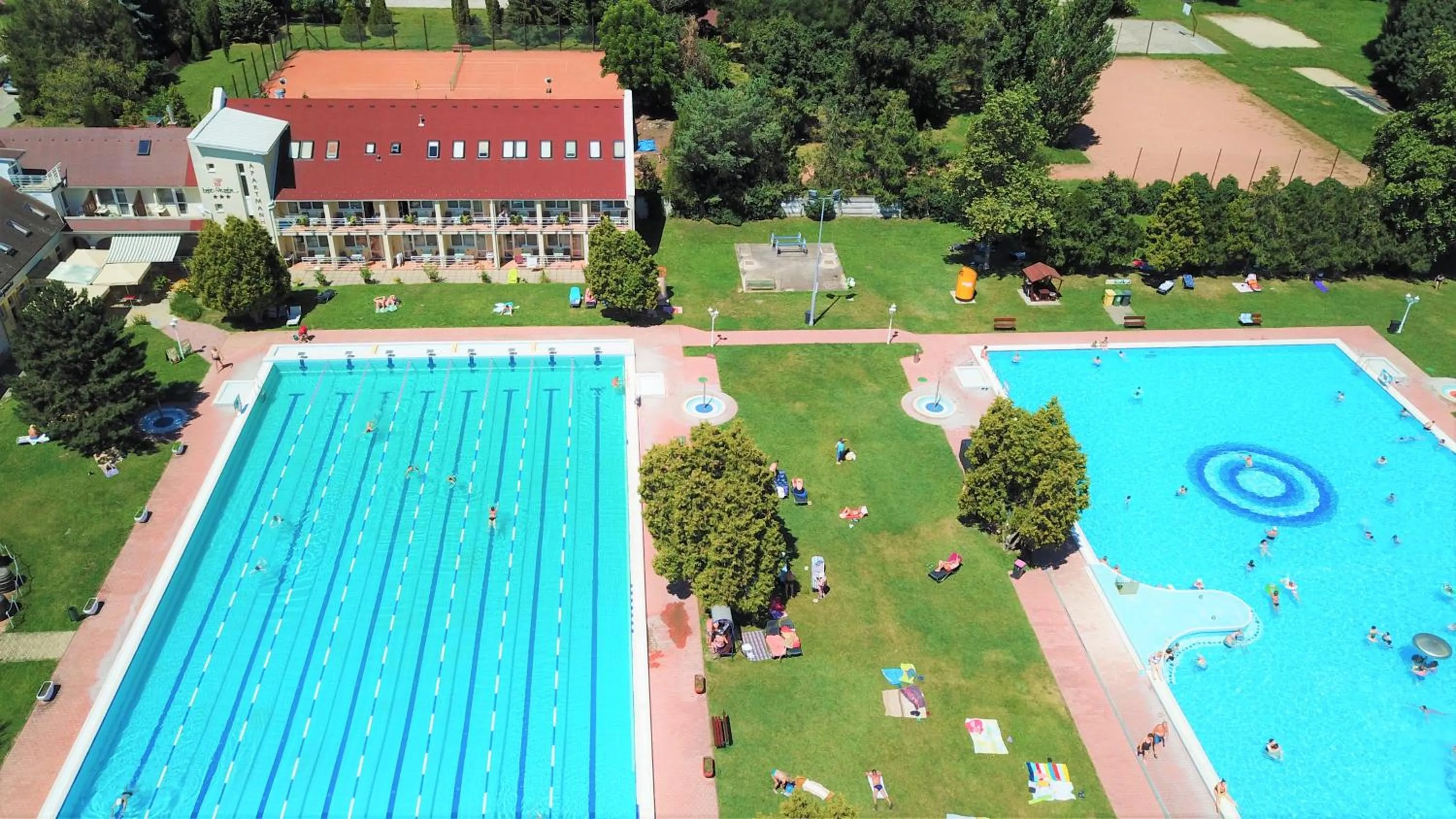 Pool view in Hét Vezér Apartmanhotel