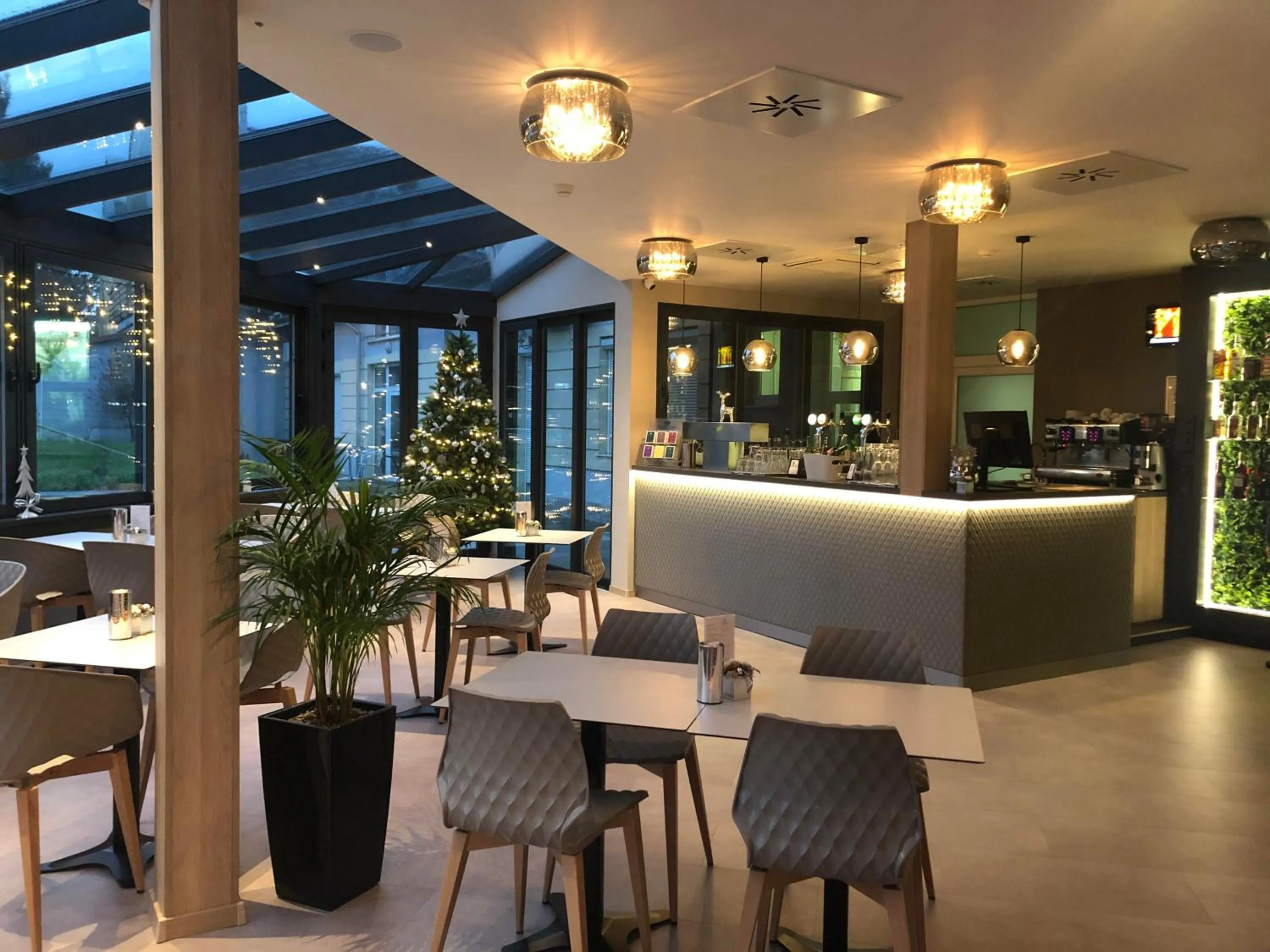 Lounge or bar in Hét Vezér Apartmanhotel