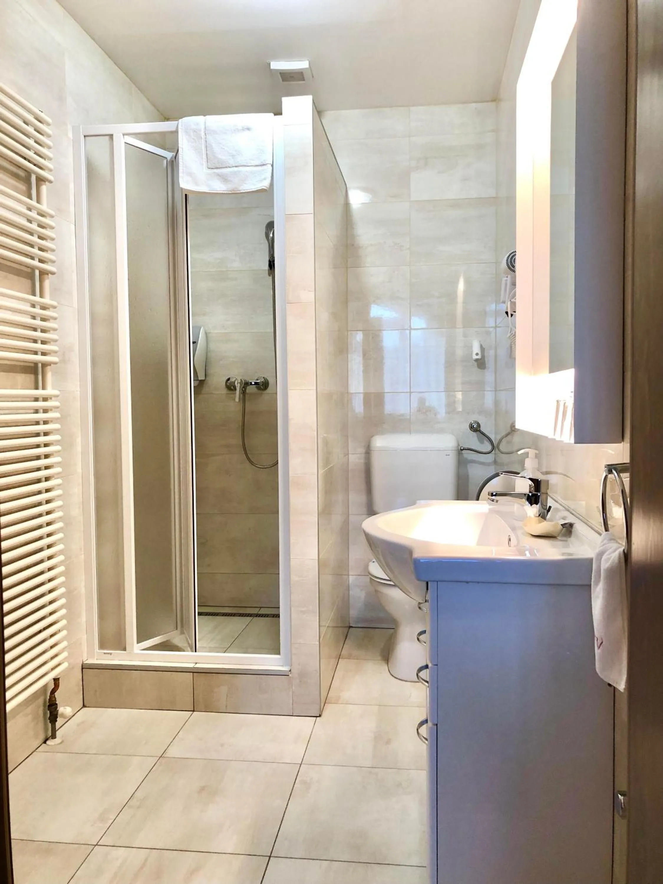 Bathroom in Hét Vezér Apartmanhotel