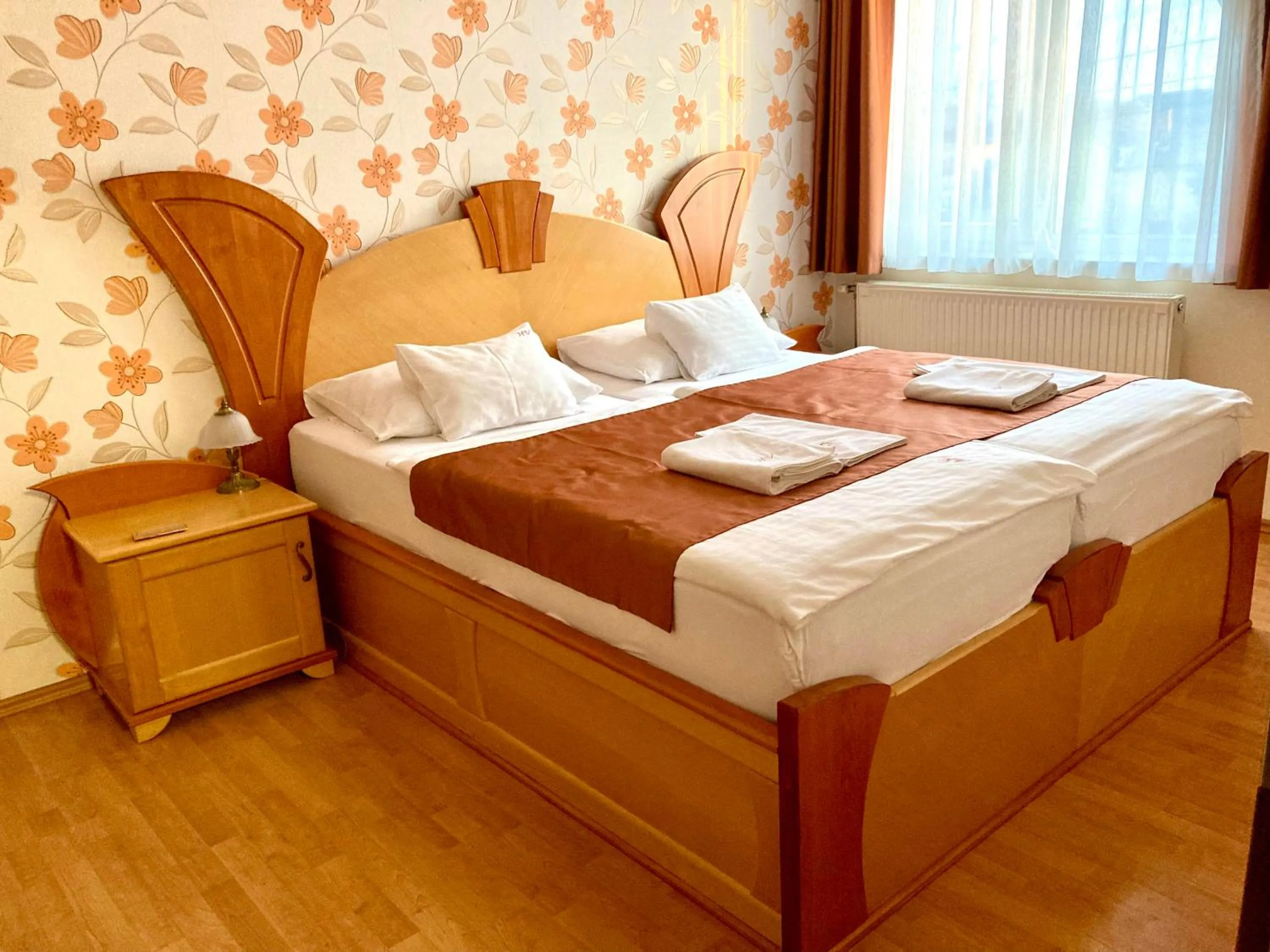 Bedroom, Bed in Hét Vezér Apartmanhotel
