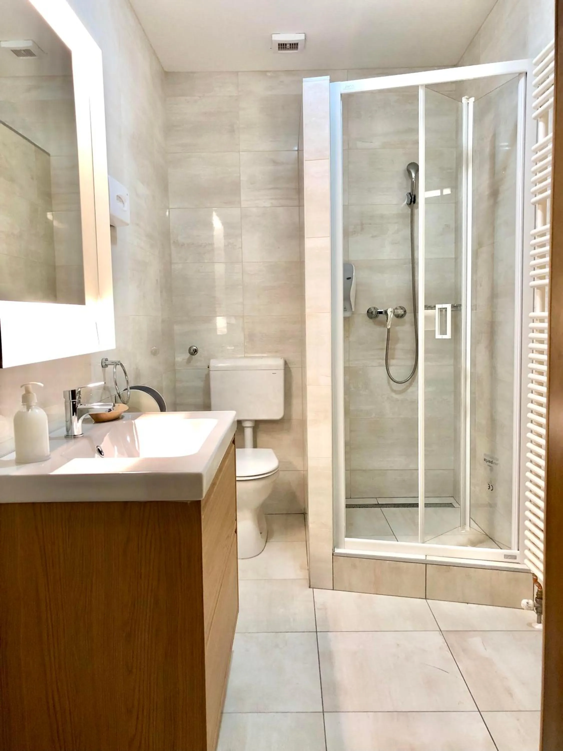 Bathroom in Hét Vezér Apartmanhotel