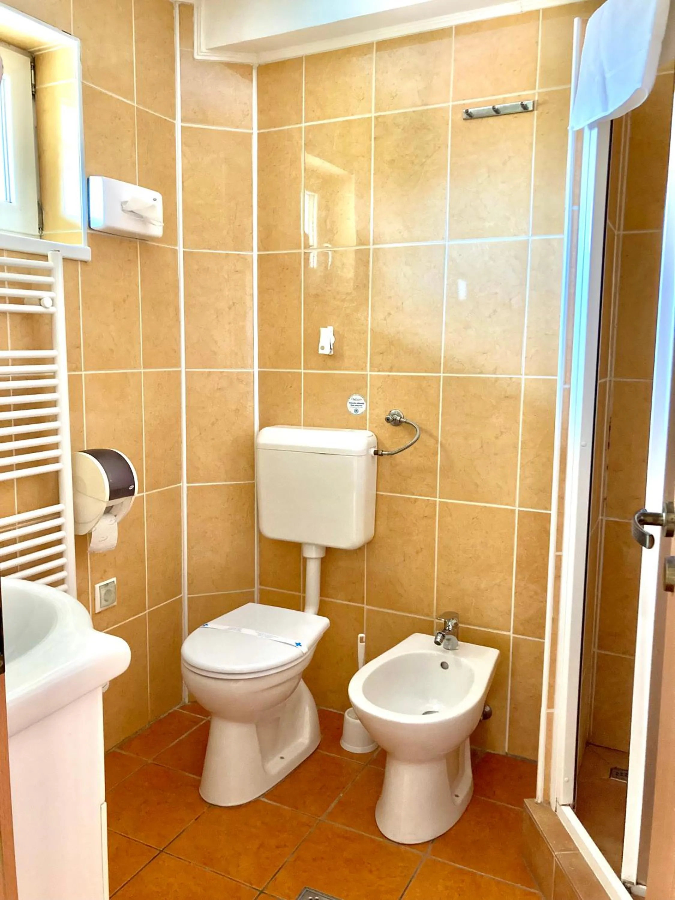 Bathroom in Hét Vezér Apartmanhotel