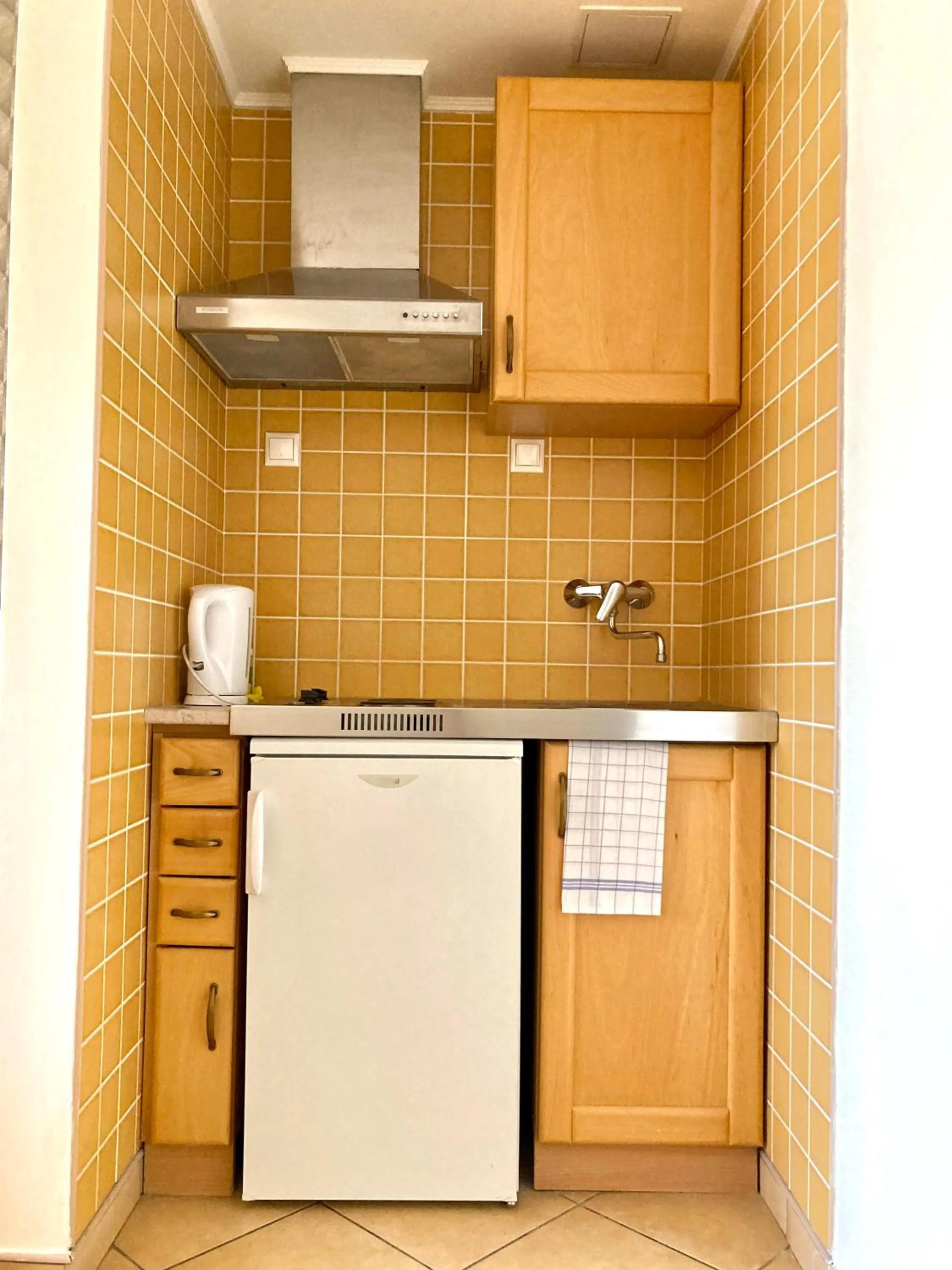 Kitchen or kitchenette in Hét Vezér Apartmanhotel