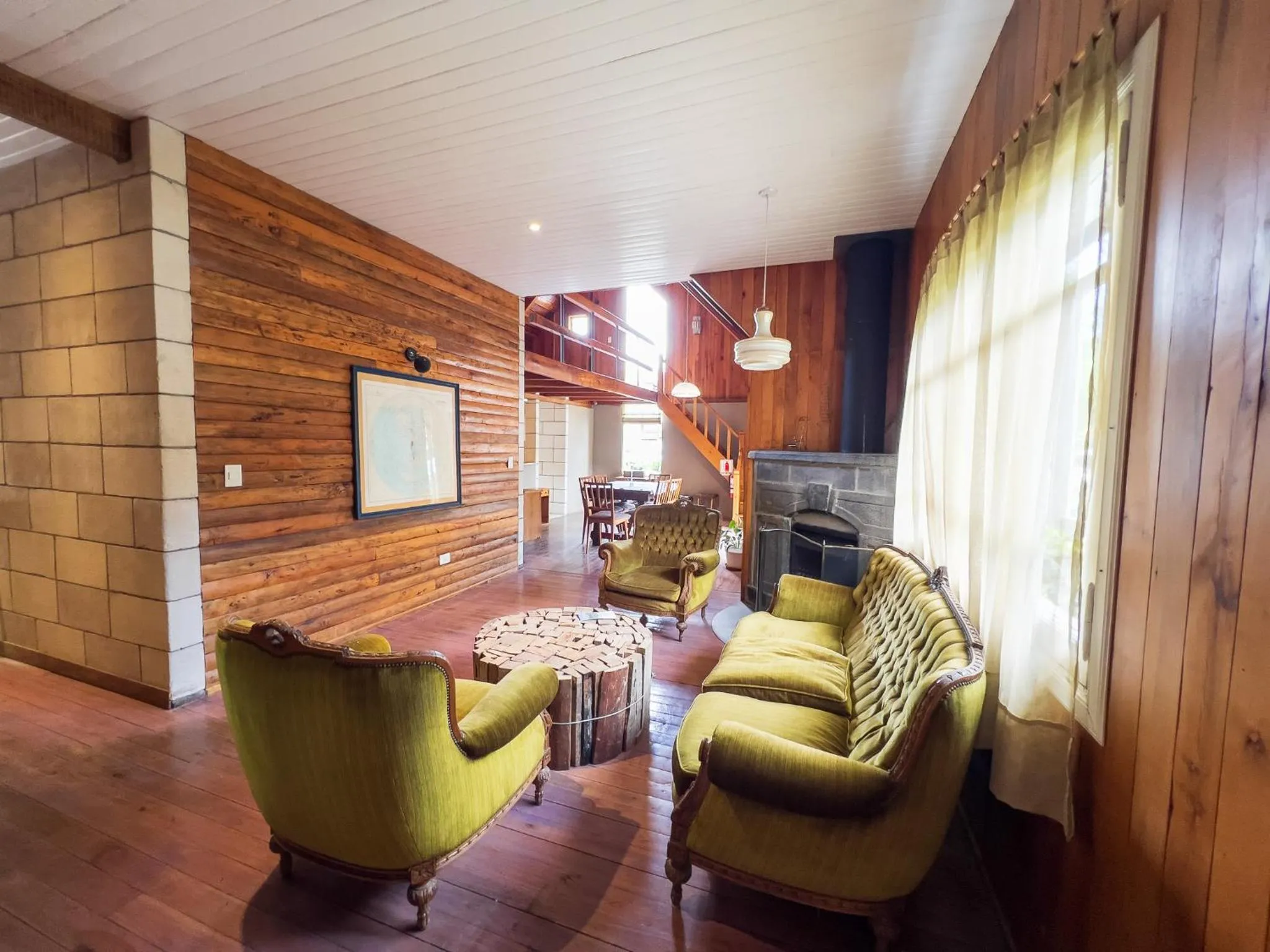 Communal lounge/ TV room in Wesley House Hosteria Boutique