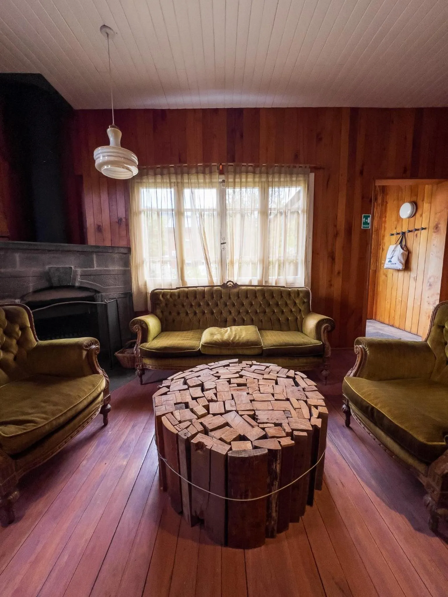 Communal lounge/ TV room in Wesley House Hosteria Boutique