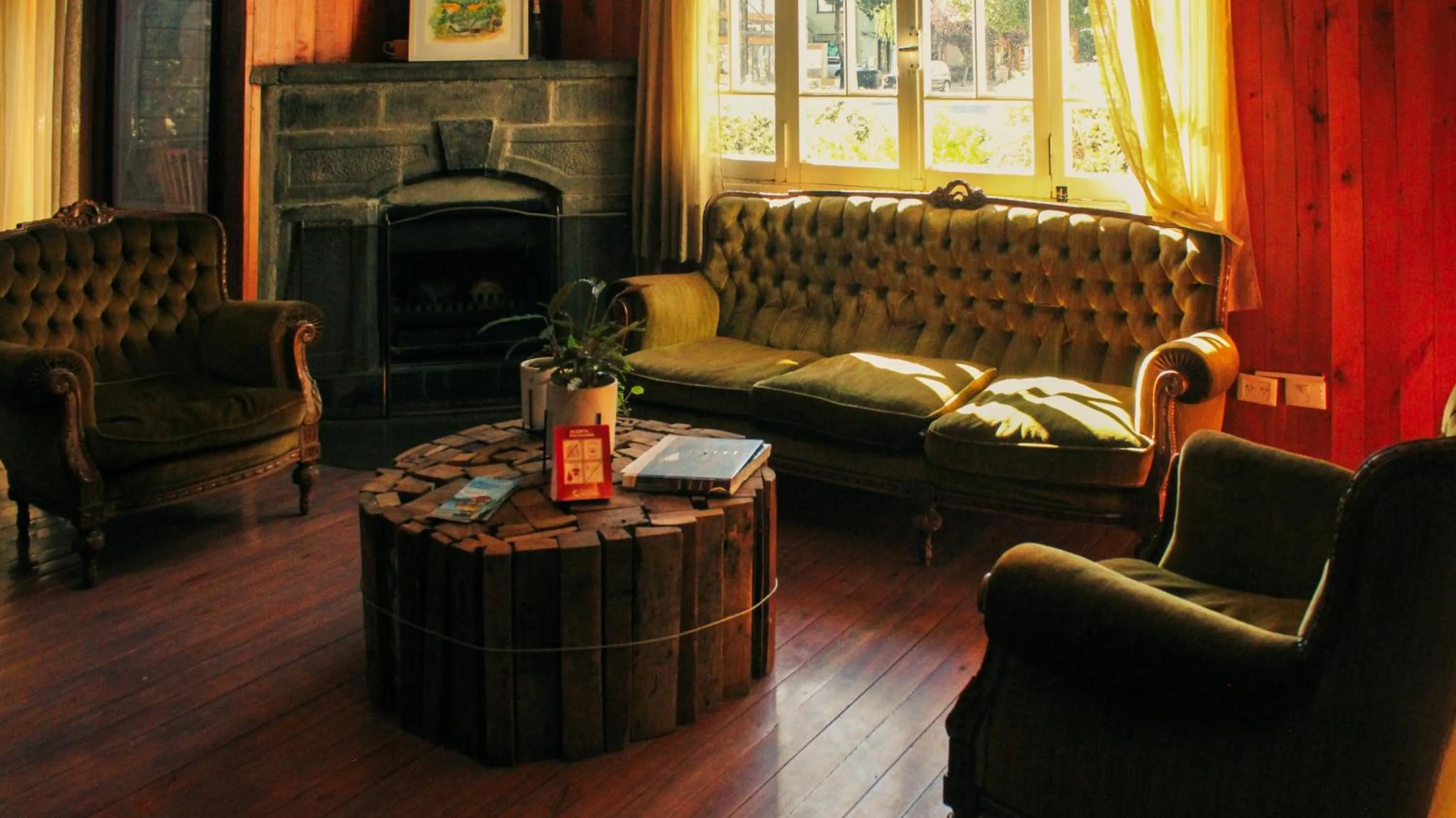 Communal lounge/ TV room in Wesley House Hosteria Boutique