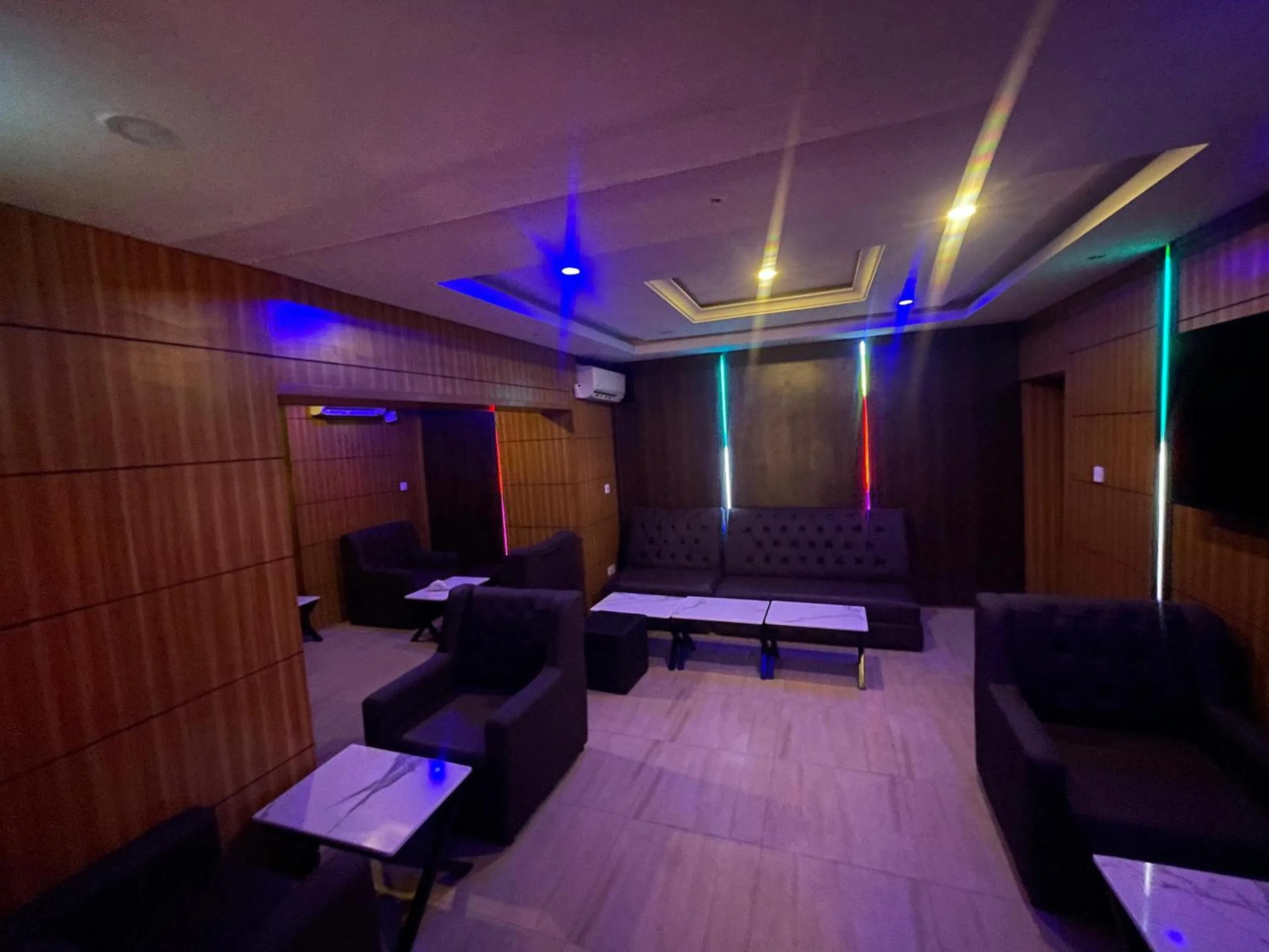 TV and multimedia in Presken Hotel Alade, Ikeja