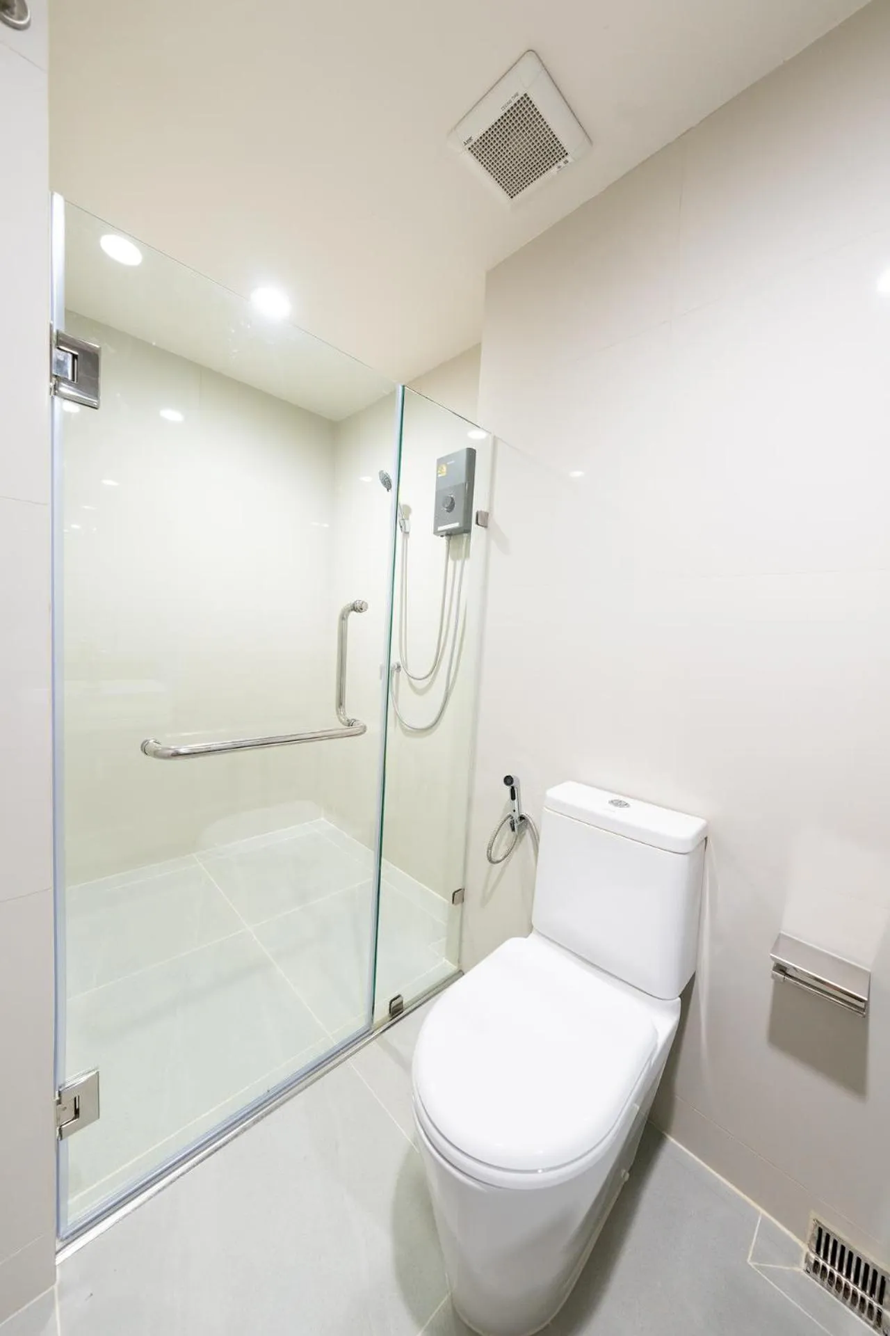 Bathroom in L.A. Tower Hotel