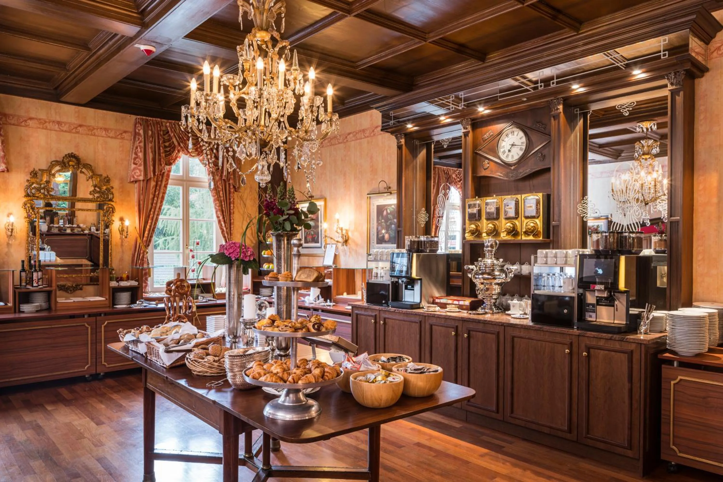 Restaurant/places to eat in Parkhotel Adler