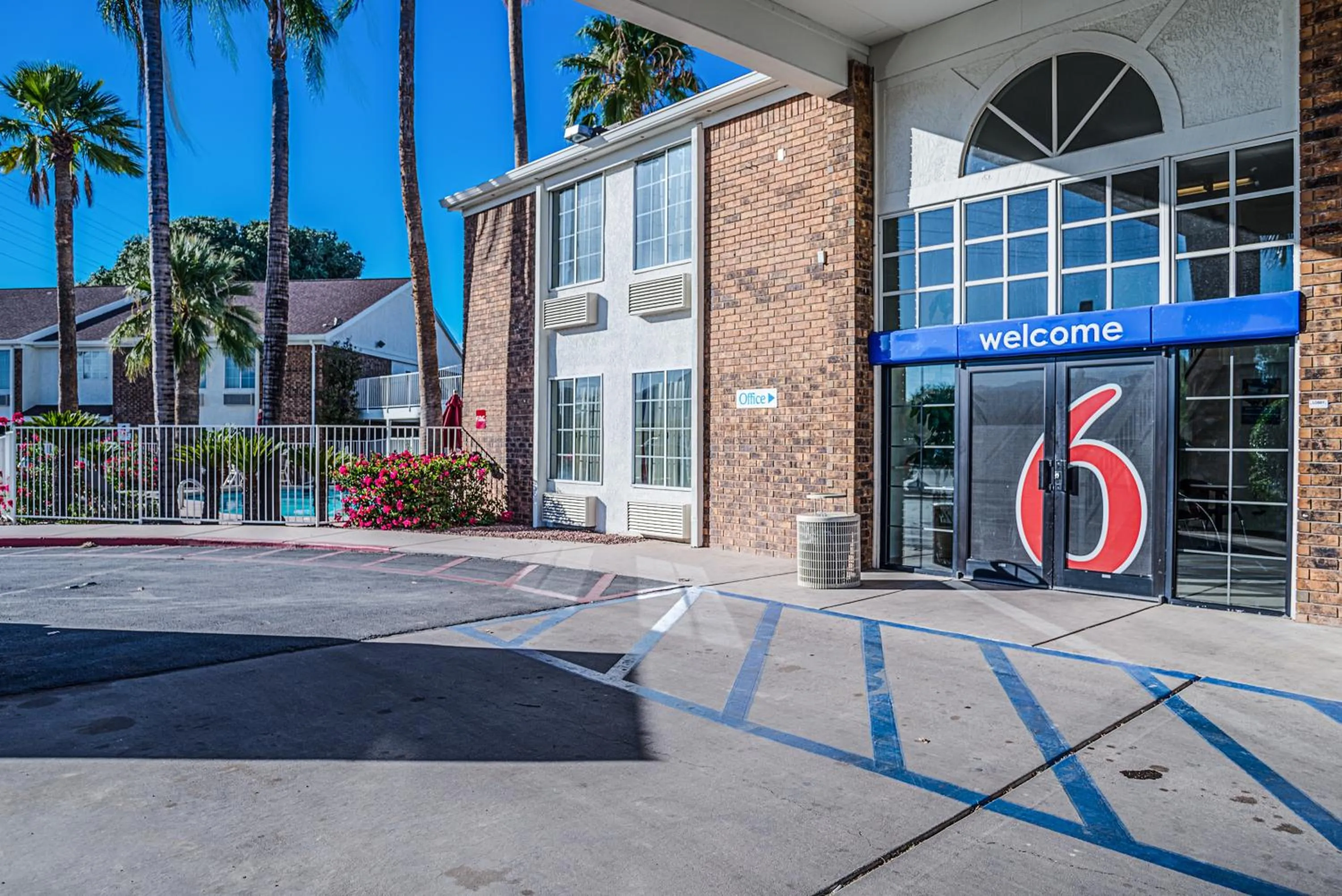 Property building in Studio 6 Tucson, AZ - North