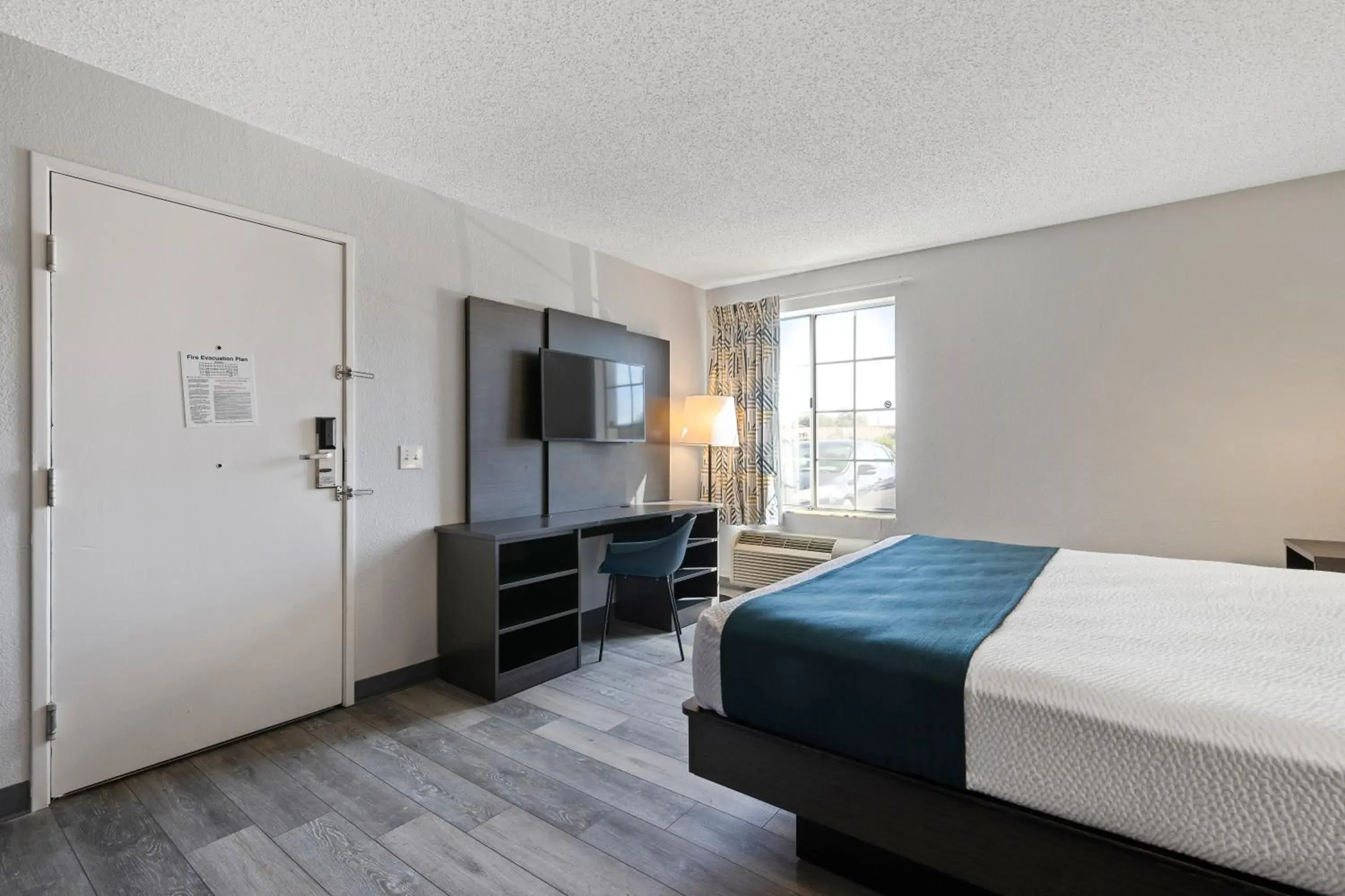 TV and multimedia, Bed in Studio 6 Tucson, AZ - North TV and multimedia, Bed in Studio 6 Tucson, AZ - North