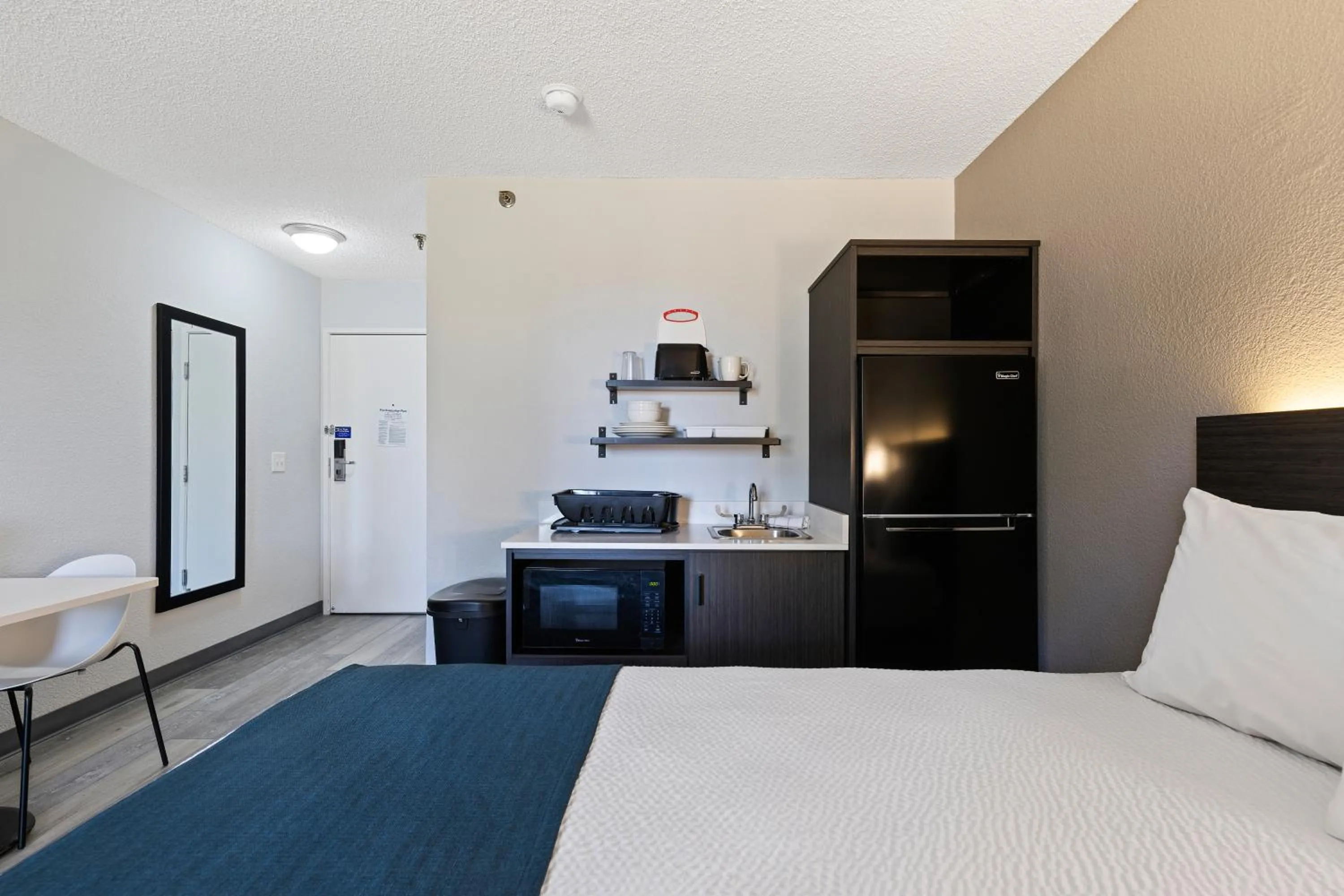 Kitchen or kitchenette, Bed in Studio 6 Tucson, AZ - North